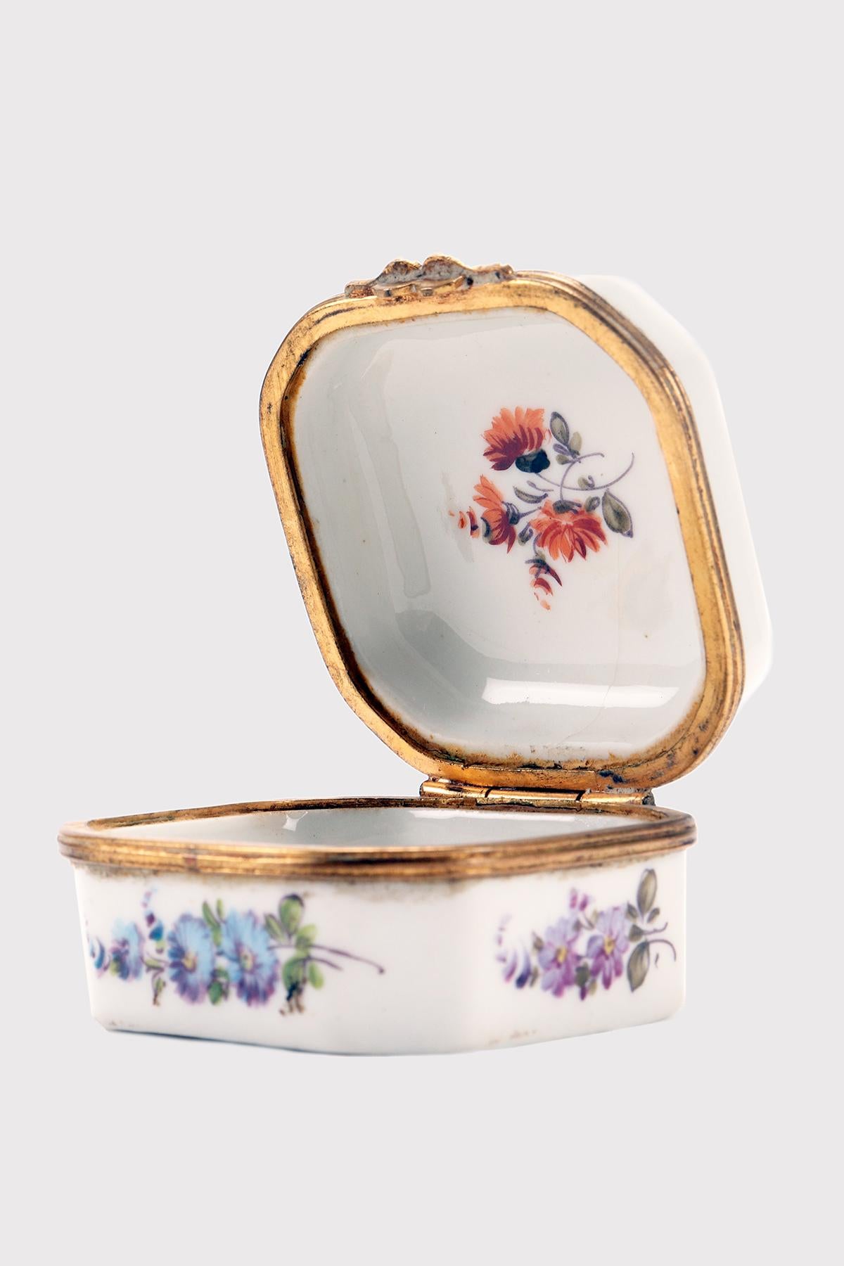Small painted porcelain box, octagonal shape, France 1840.  For Sale 3