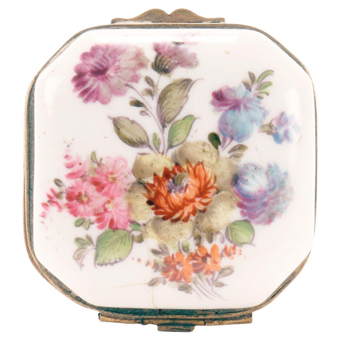 Small painted porcelain box, octagonal shape, France 1840.  For Sale