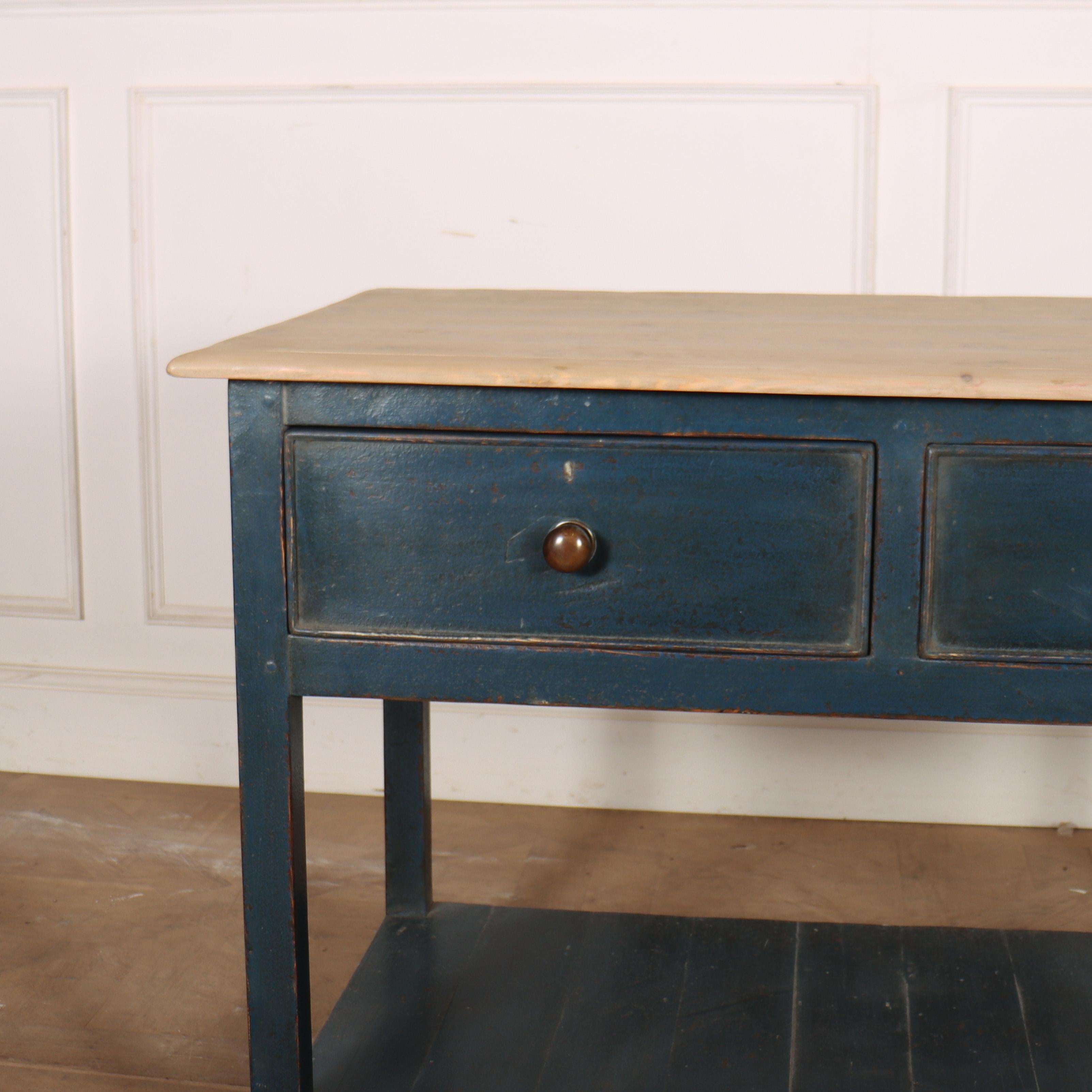 Petite commode anglaise du C.I.C. à deux tiroirs en bois peint avec un plateau en pin frotté. 1880.

Référence : 8440

Dimensions
45 pouces (114 cm) de large
25 pouces (64 cm) de profondeur
Hauteur de 80 cm (31.5 inches)