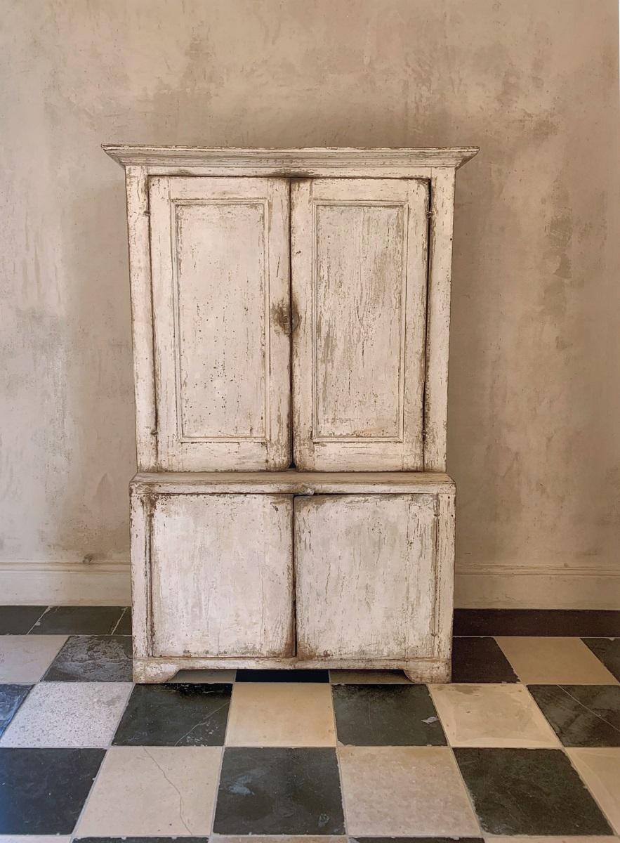 Une petite armoire primitive italienne du 19ème siècle à 4 portes avec la peinture d'origine.