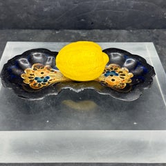 Piccolo vassoio in tole dipinto con motivo floreale, anni '30 del XIX secolo