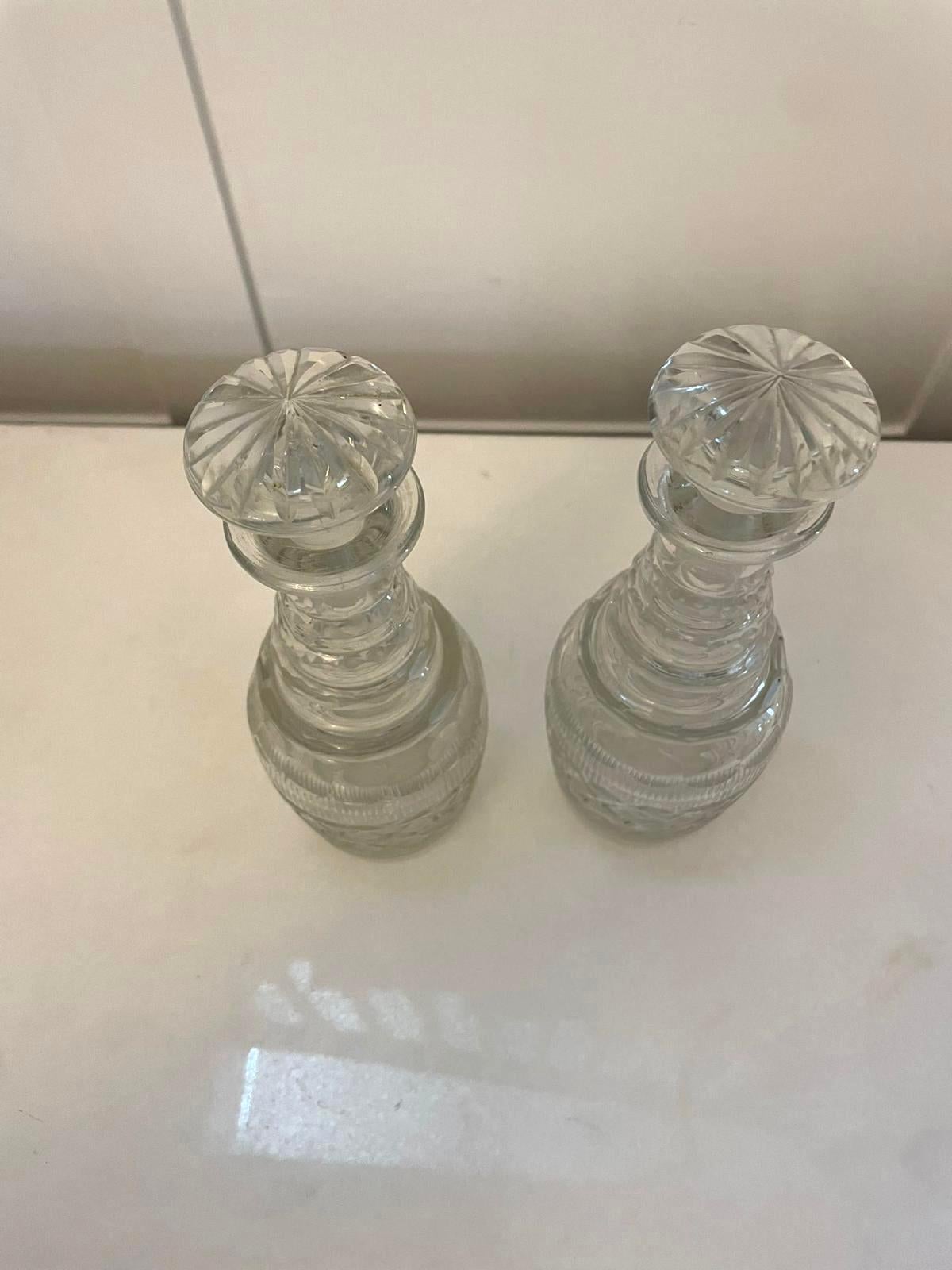 Kleines Paar antiker geschliffener Glaskaraffen der Qualität Georg III. (Geschliffenes Glas) im Angebot