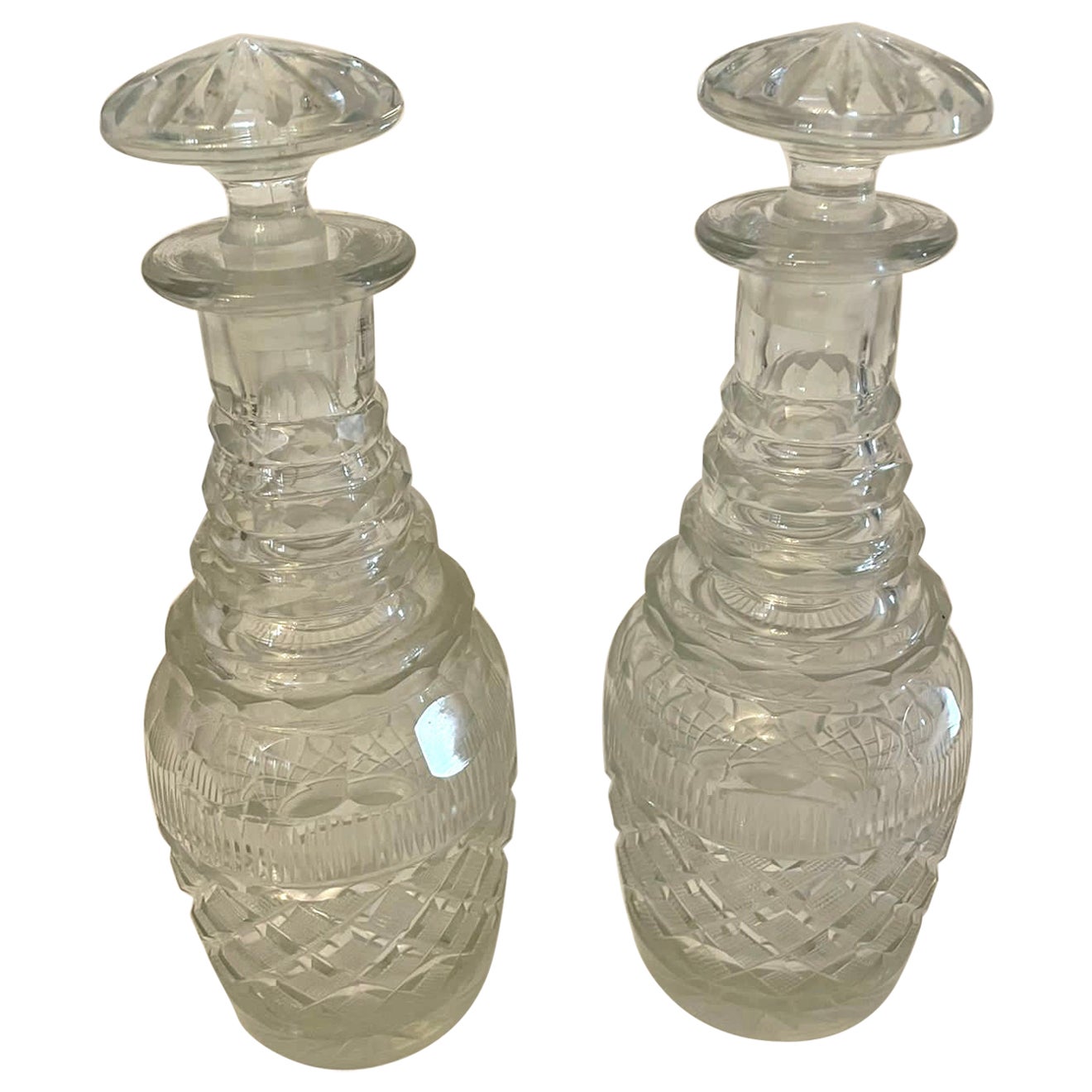 Petite paire de carafes anciennes en verre taillé de qualité George III