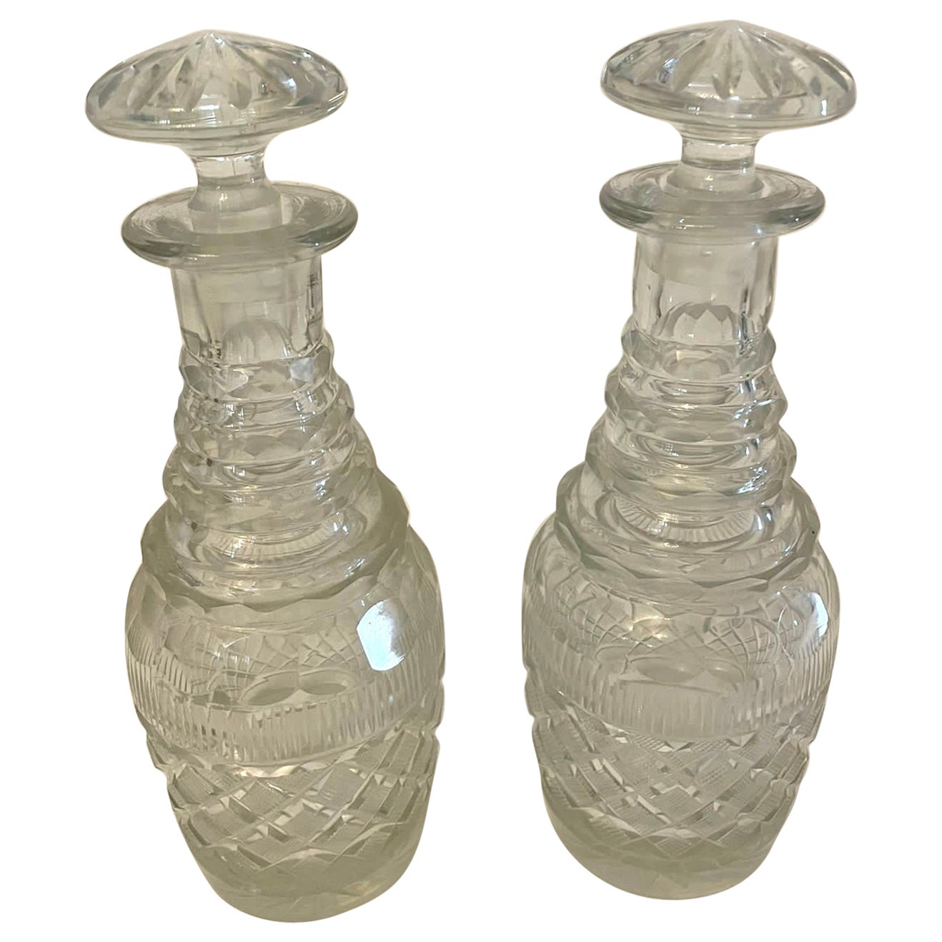 Petite paire de carafes anciennes en verre taillé de qualité George III