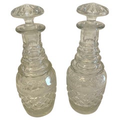 Petite paire de carafes anciennes en verre taillé de qualité George III