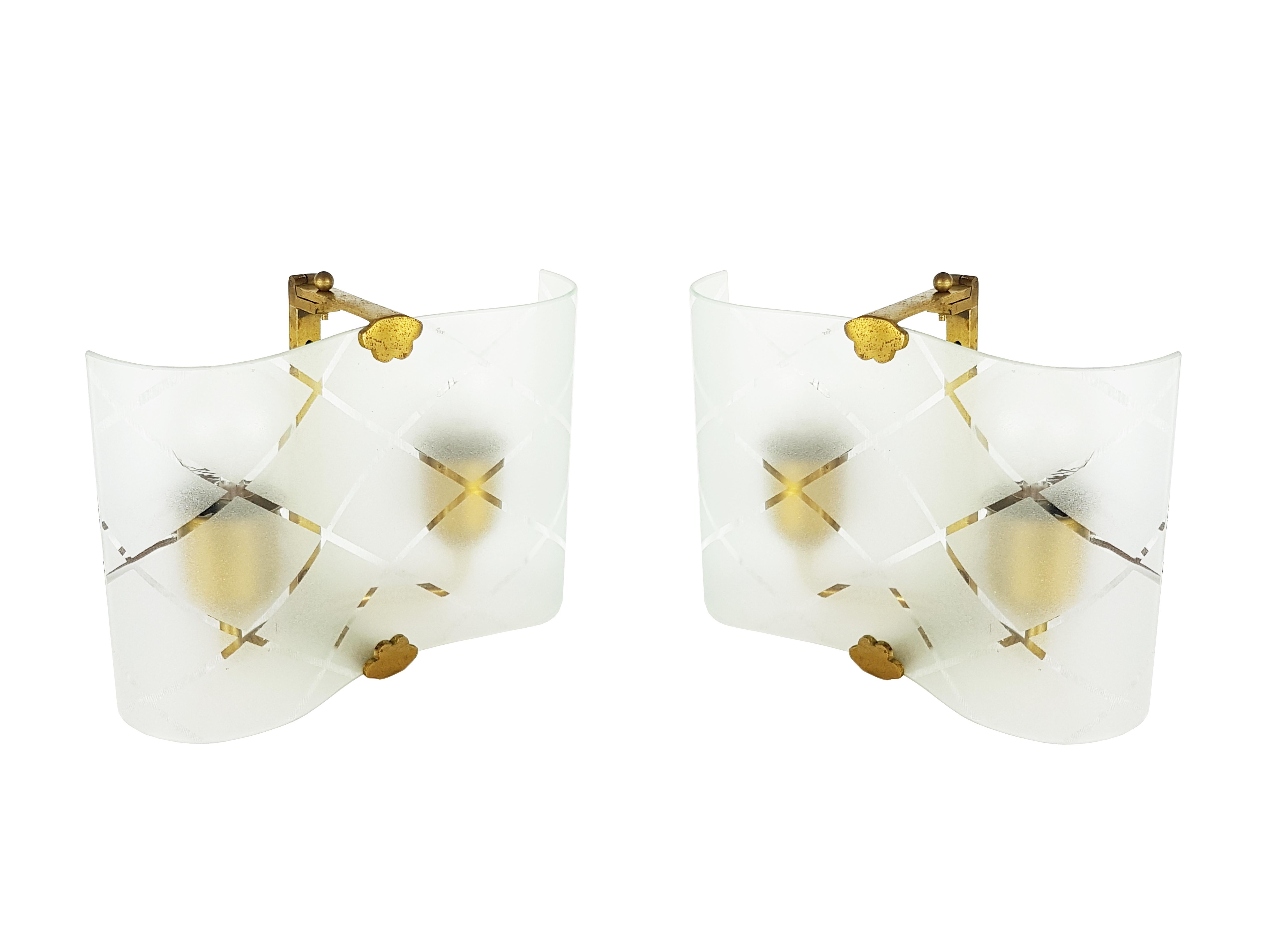 Mid-Century Modern Small Pair of Italian Bent Glass and Brass 1940s Sconces For Sale