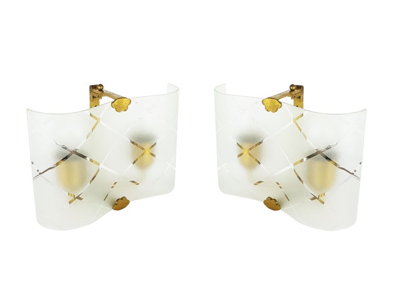 Mid-Century Modern Small Pair of Italian Bent Glass and Brass 1940s Sconces For Sale