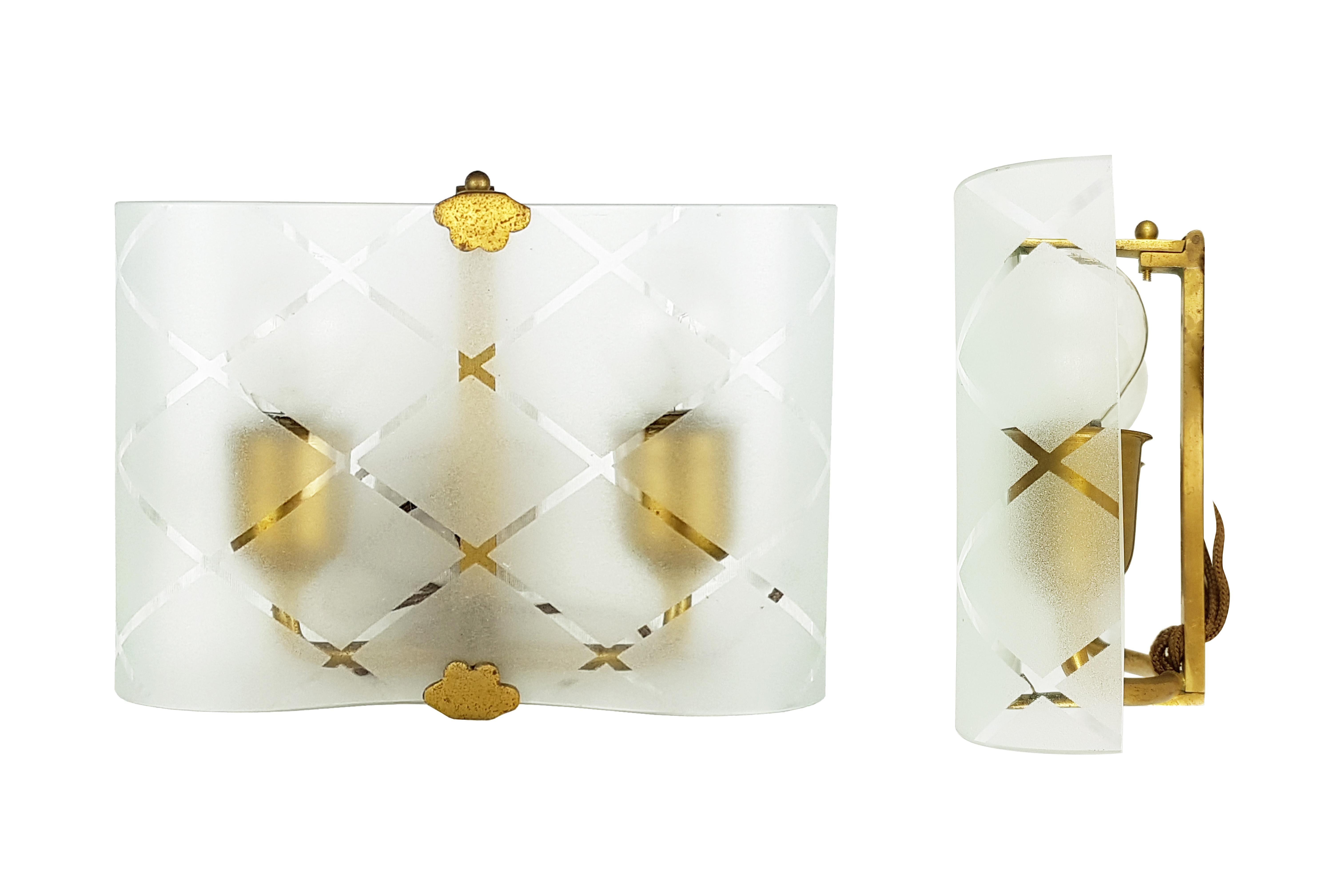 Small Pair of Italian Bent Glass and Brass 1940s Sconces For Sale 3