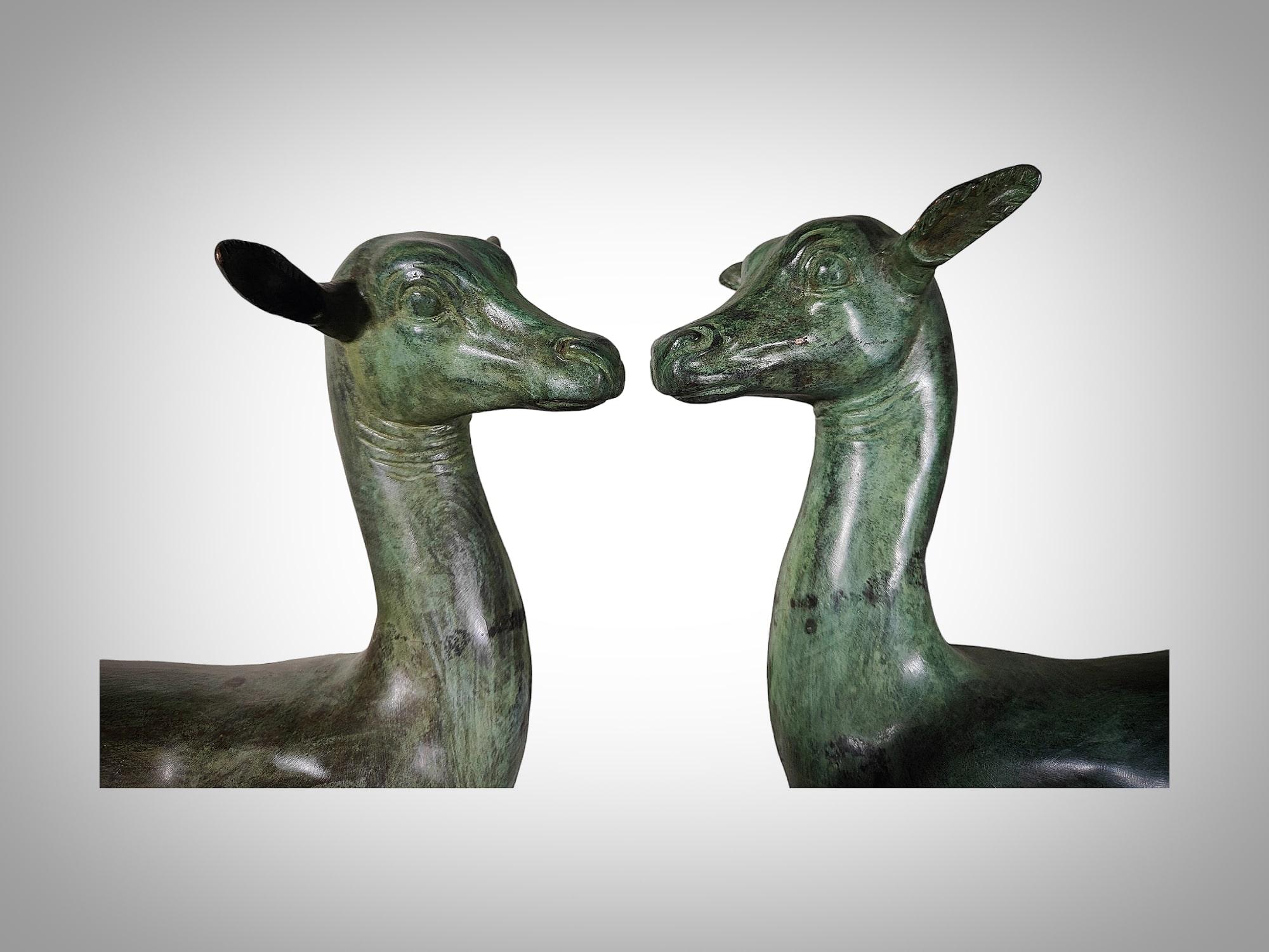 Ein Paar pompejanische Hirsche aus Herculaneum, Paar
Ein Paar junger Hirsche nach der Antike.
Patinierte Bronze.
Anfang des 20. Jahrhunderts.

Dieses Paar junger Hirsche ist eine Reproduktion der Originale, die im Archäologischen Museum von Neapel
