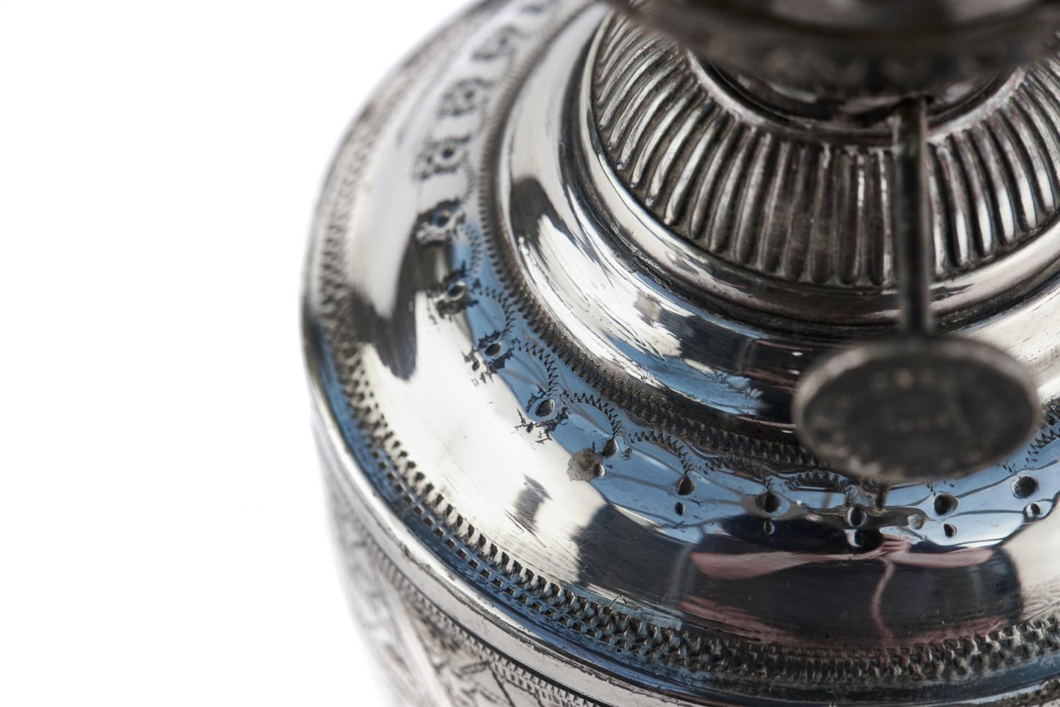Si tratta di una piccola coppia di lampade da tavolo di qualità del XIX secolo, in stile vittoriano e placcate in argento, con decorazioni ornamentali incise e brillanti.