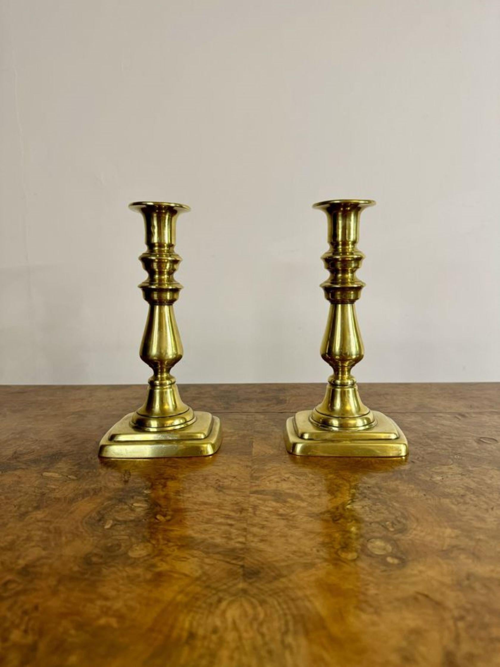 Piccola coppia di candelabri antichi in ottone di qualità di epoca vittoriana con una bella coppia di candelabri antichi in ottone con colonne sagomate tornite che poggiano su basi quadrate.

D. 1860