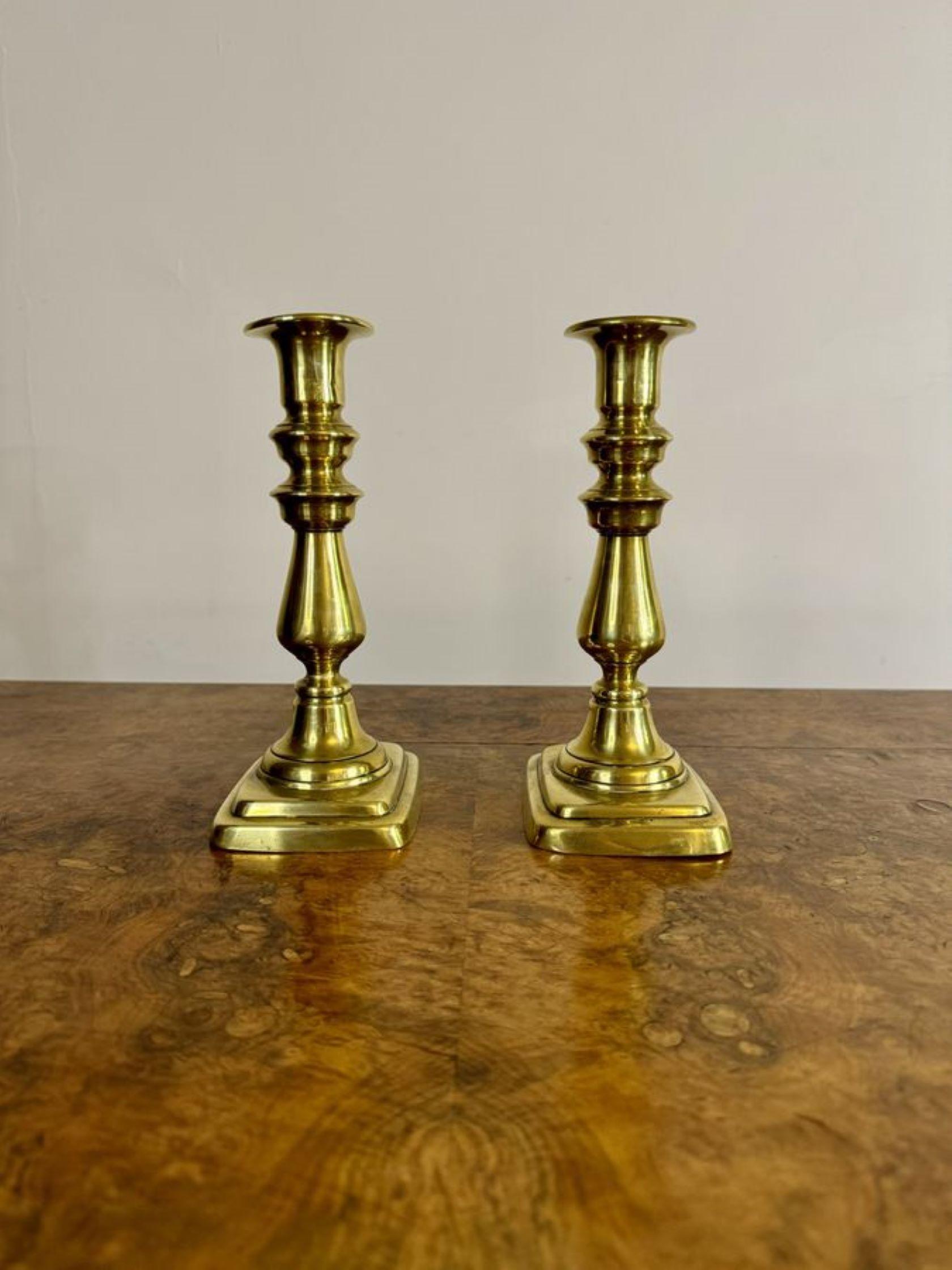 Primo vittoriano Piccola coppia di candelabri antichi di qualità in ottone vittoriano in vendita