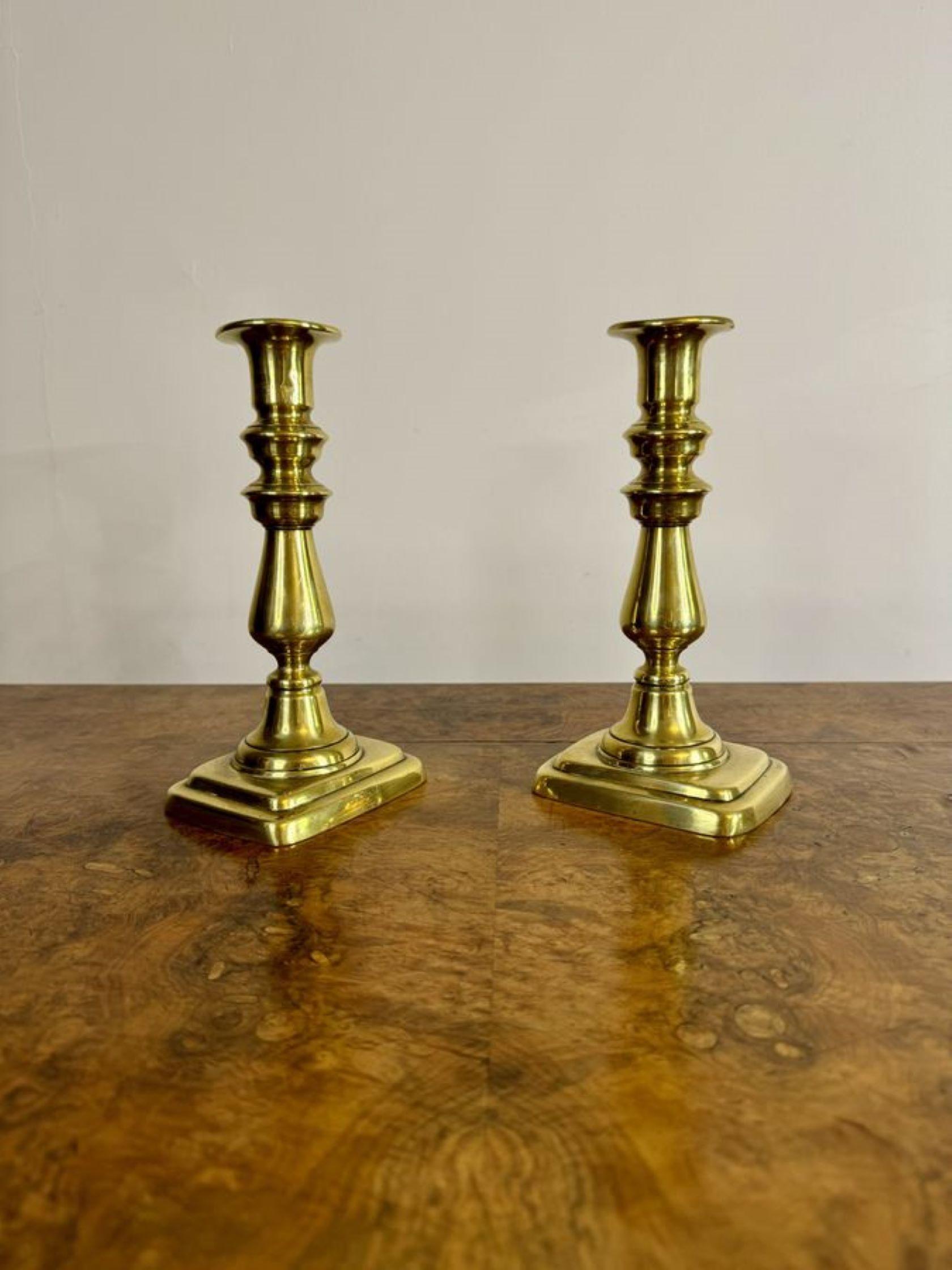 Piccola coppia di candelabri antichi di qualità in ottone vittoriano In condizioni buone in vendita a Ipswich, GB