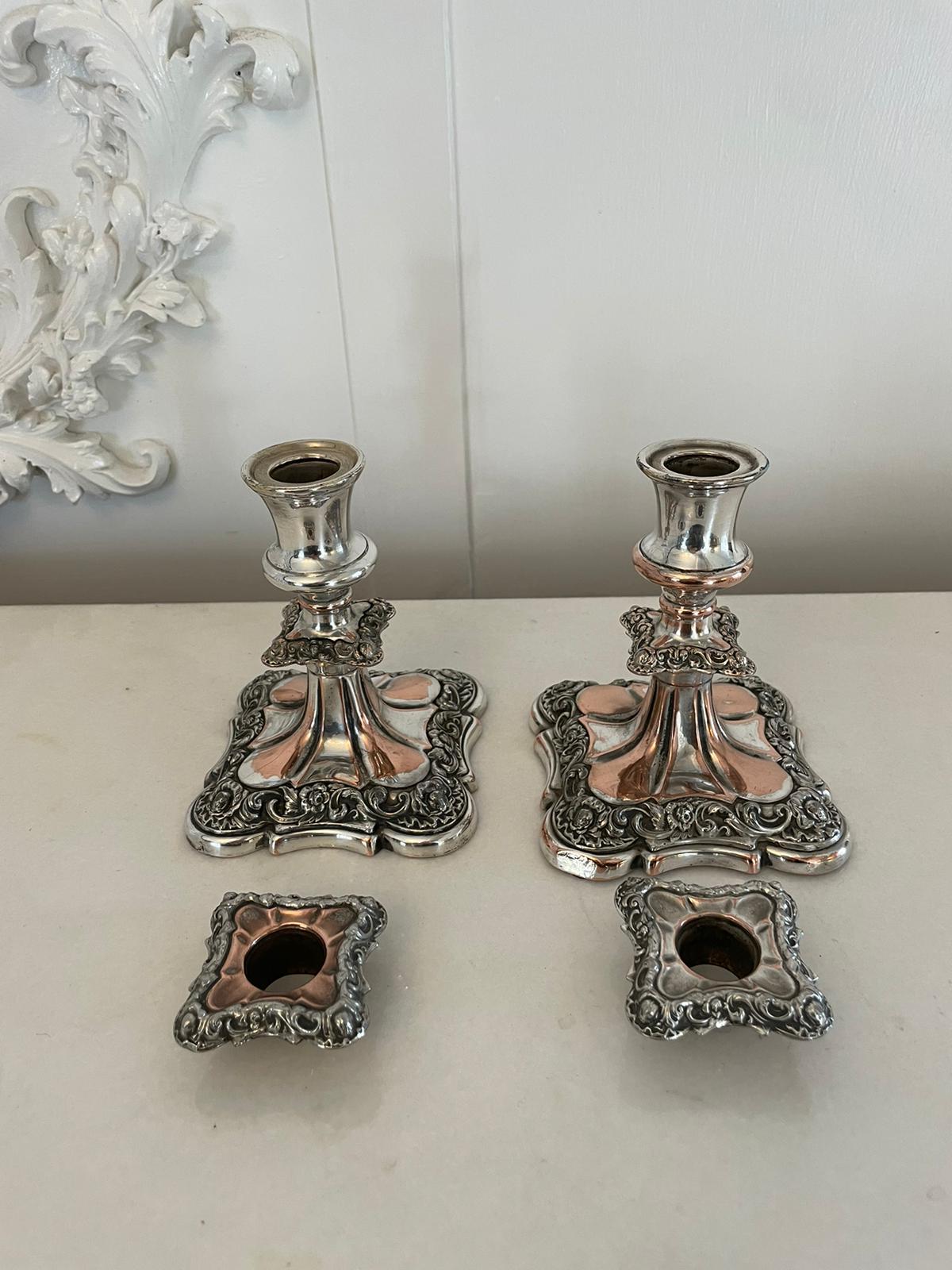 Pequeño par de candeleros antiguos victorianos de calidad chapados en Sheffield siglo XIX en venta