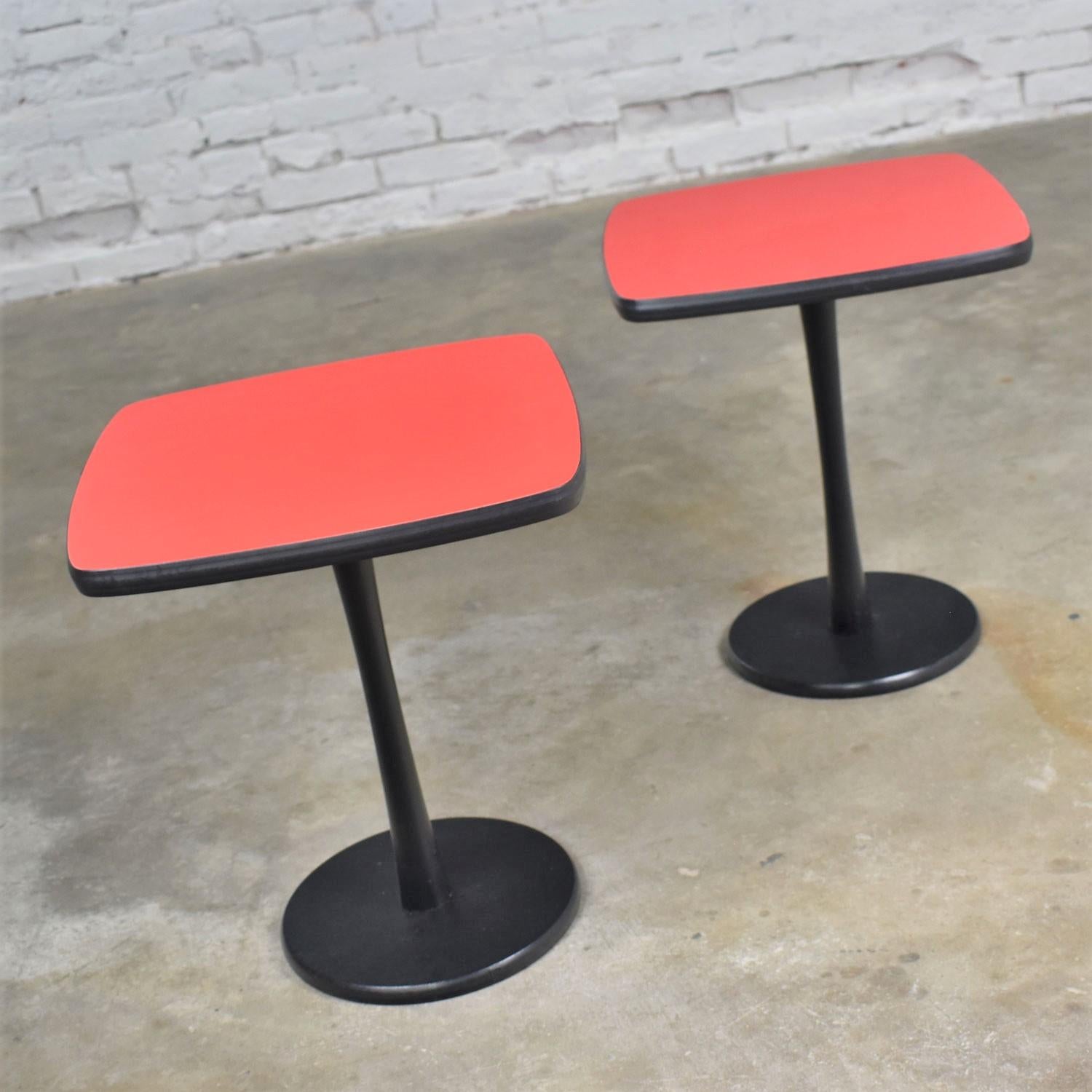 Small Pair of Red Laminate Squircle Pedestal Side Tables Mid-Century Modern In Good Condition In Topeka, KS