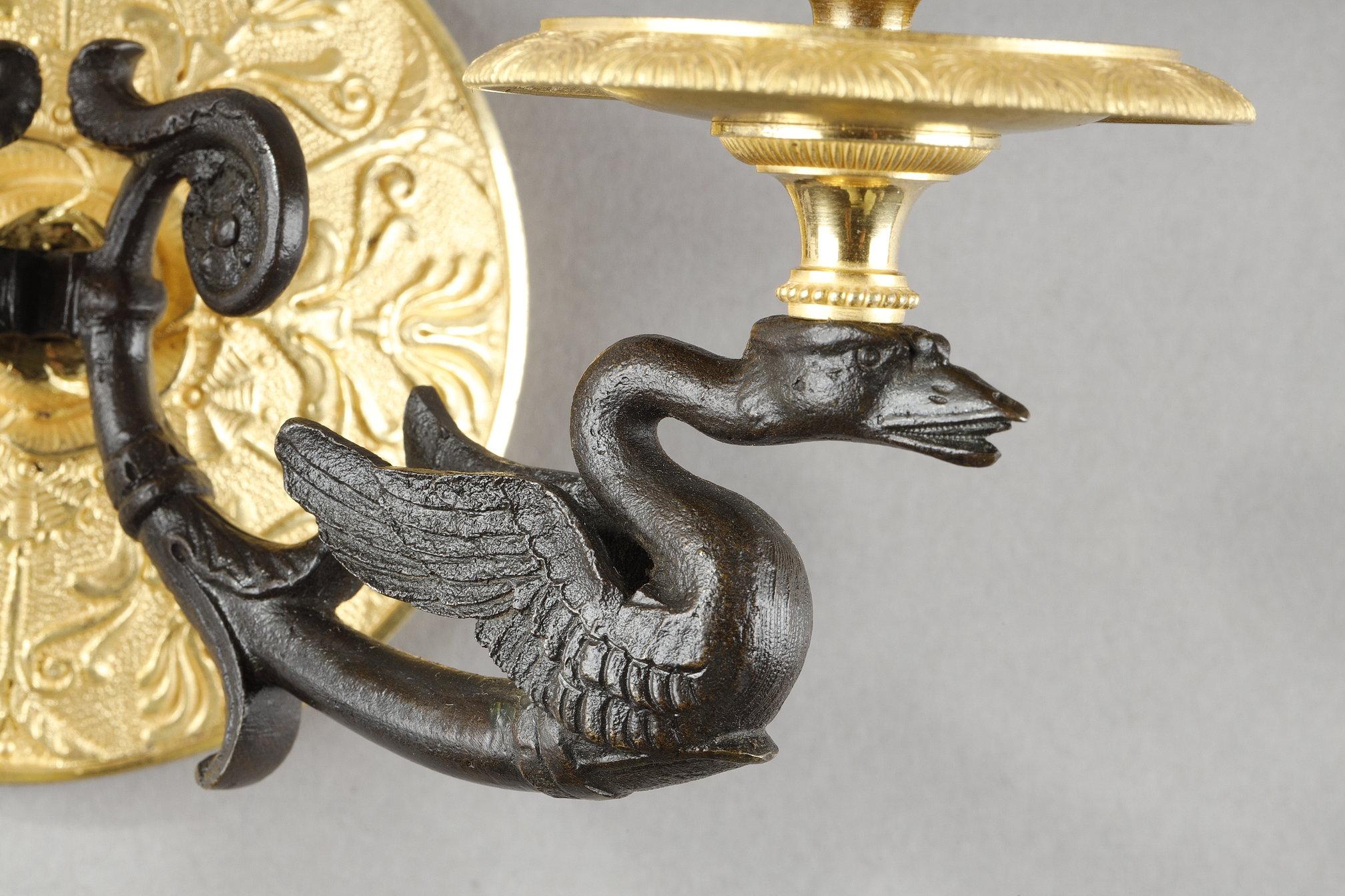 Piccola coppia di appliques a due luci in ormolu con patina marrone in vendita 3