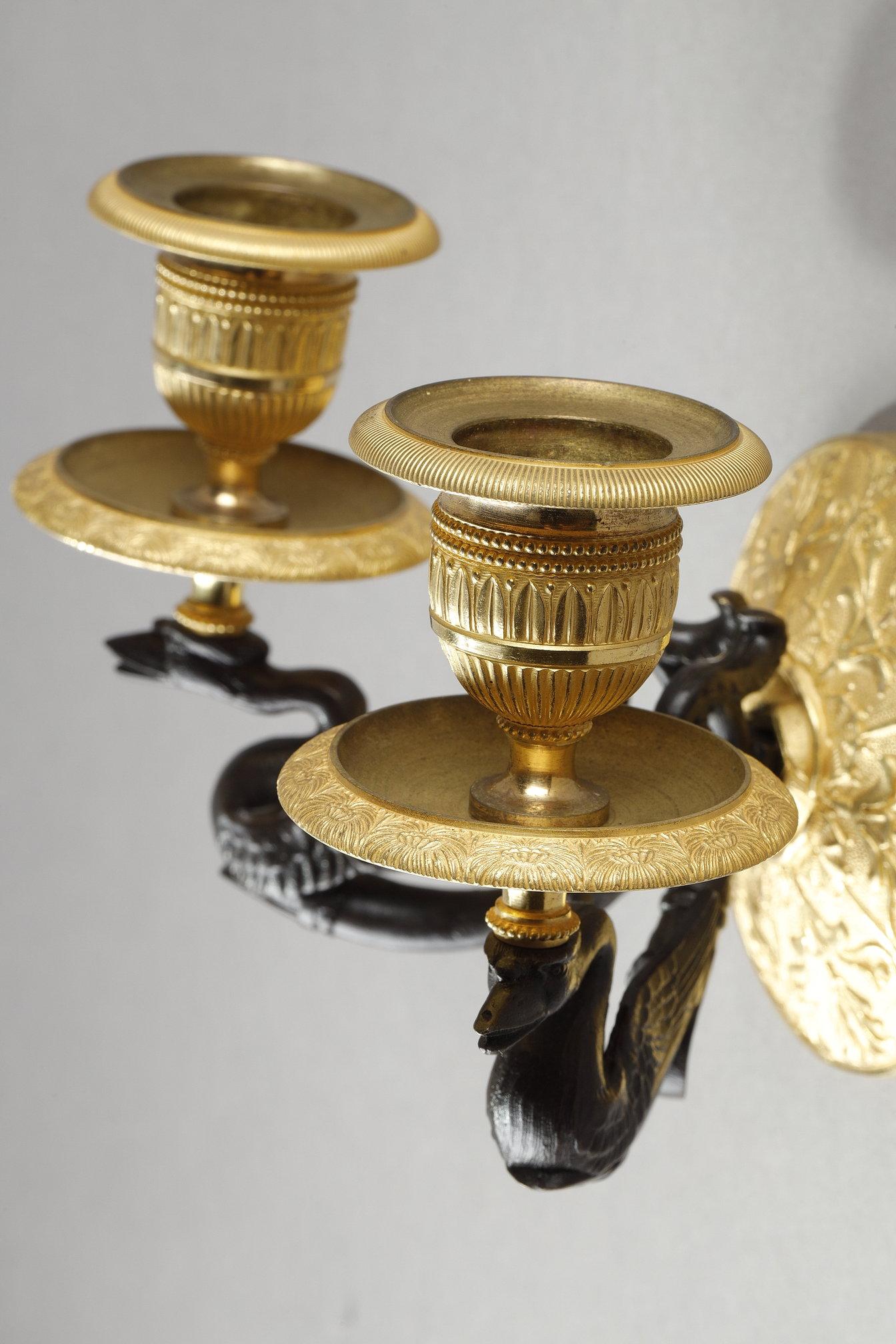 Piccola coppia di appliques a due luci in ormolu con patina marrone in vendita 4