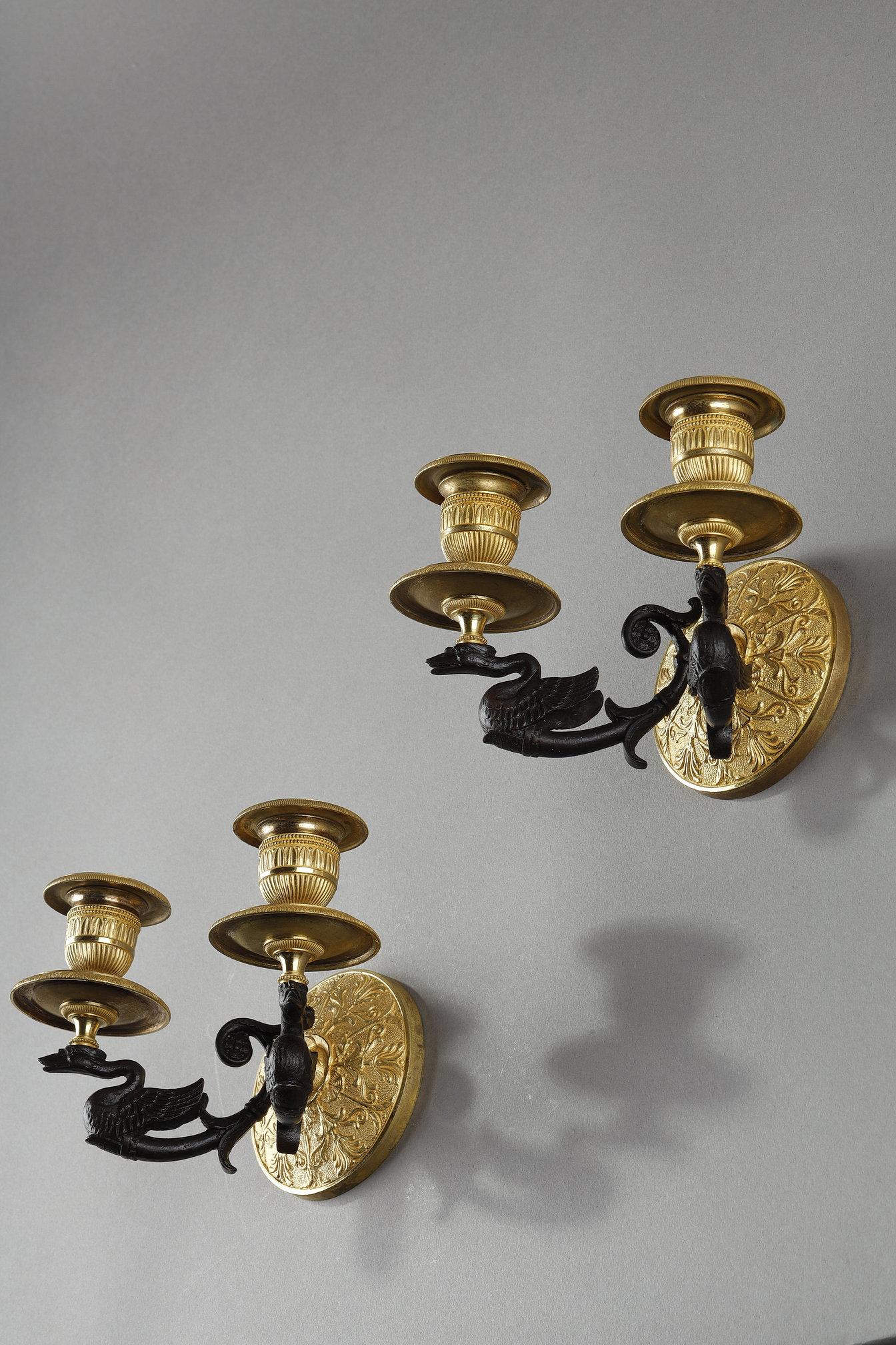 Restaurazione Piccola coppia di appliques a due luci in ormolu con patina marrone in vendita