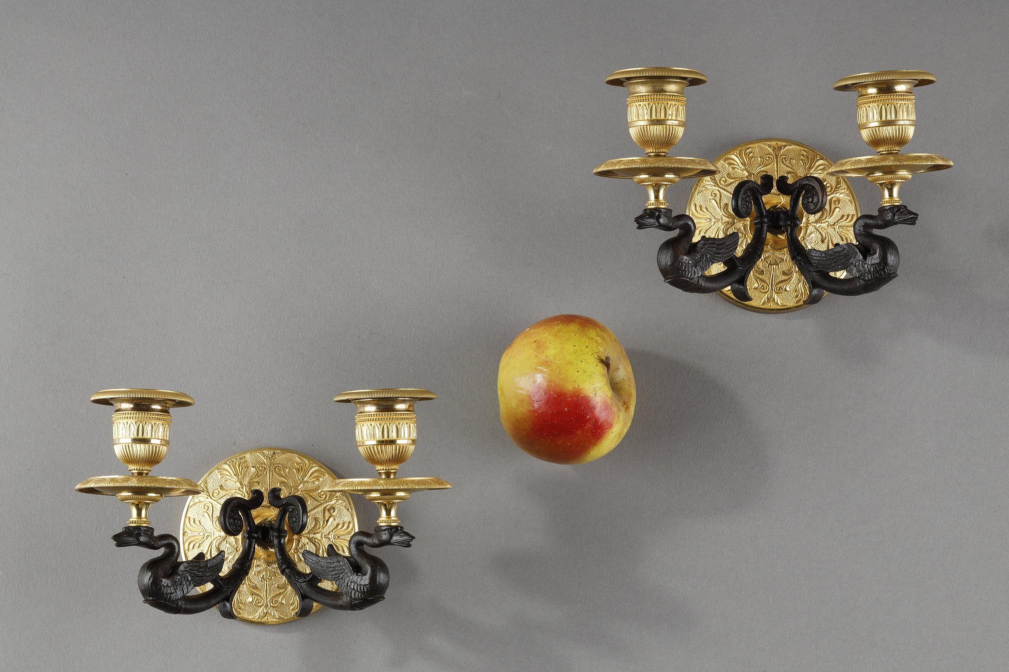 Francese Piccola coppia di appliques a due luci in ormolu con patina marrone in vendita