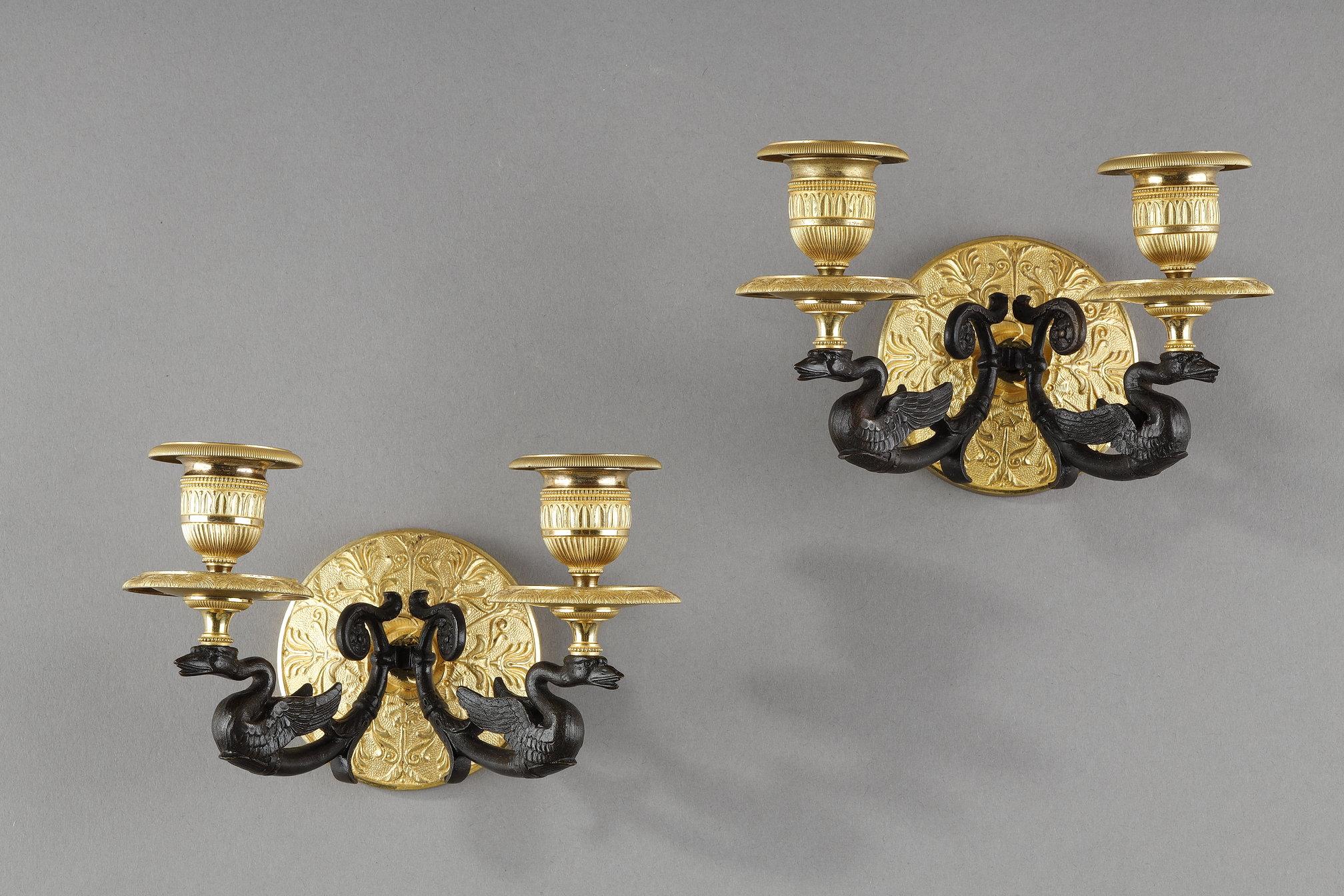 Dorato Piccola coppia di appliques a due luci in ormolu con patina marrone in vendita