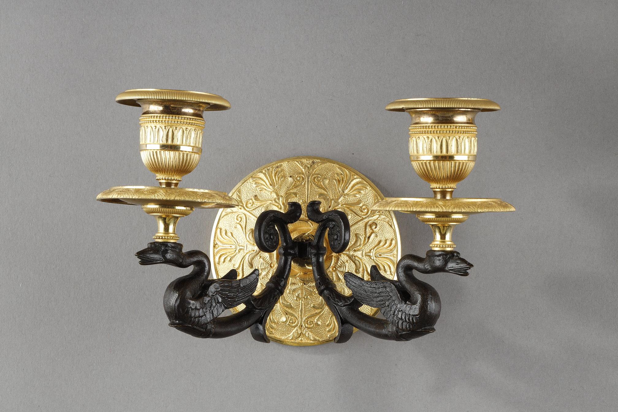 Piccola coppia di appliques a due luci in ormolu con patina marrone In condizioni buone in vendita a Paris, FR