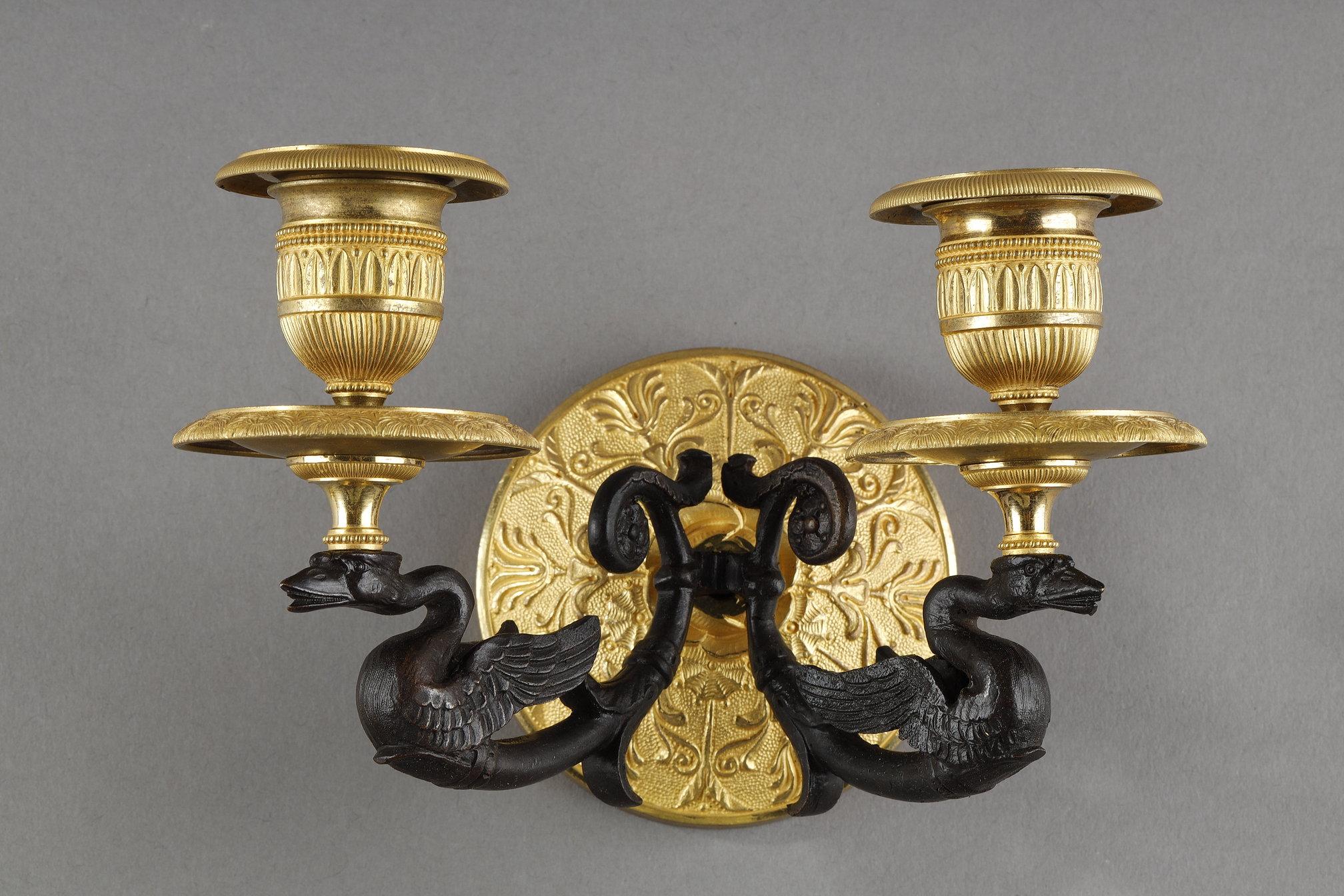 Metà XIX secolo Piccola coppia di appliques a due luci in ormolu con patina marrone in vendita