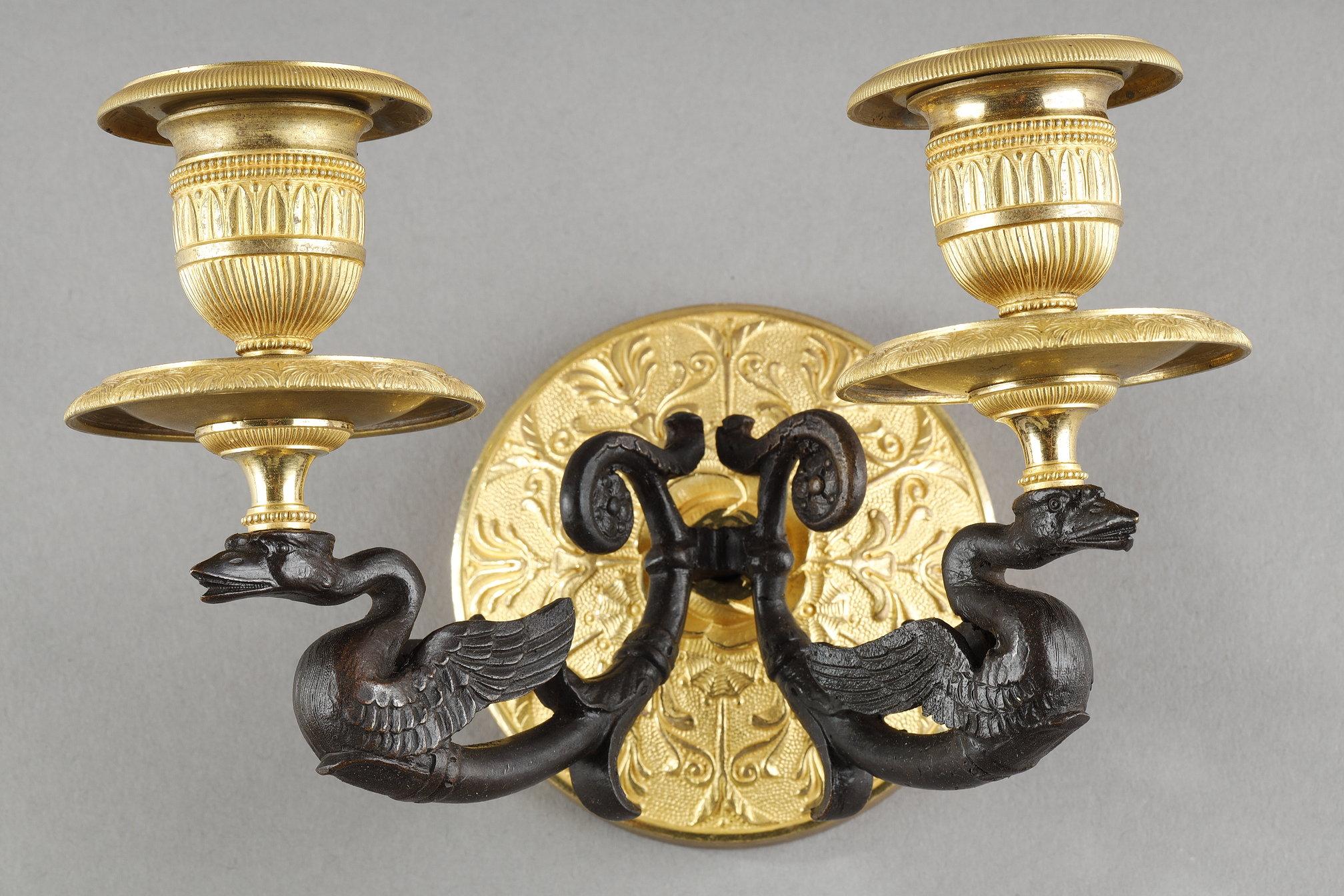 Bronzo Piccola coppia di appliques a due luci in ormolu con patina marrone in vendita