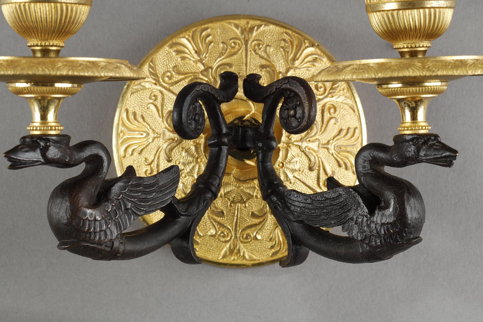 Piccola coppia di appliques a due luci in ormolu con patina marrone in vendita 1