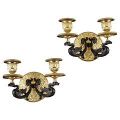 Kleines Paar zweiflammiger Ormolu-Wandleuchter mit brauner Patina