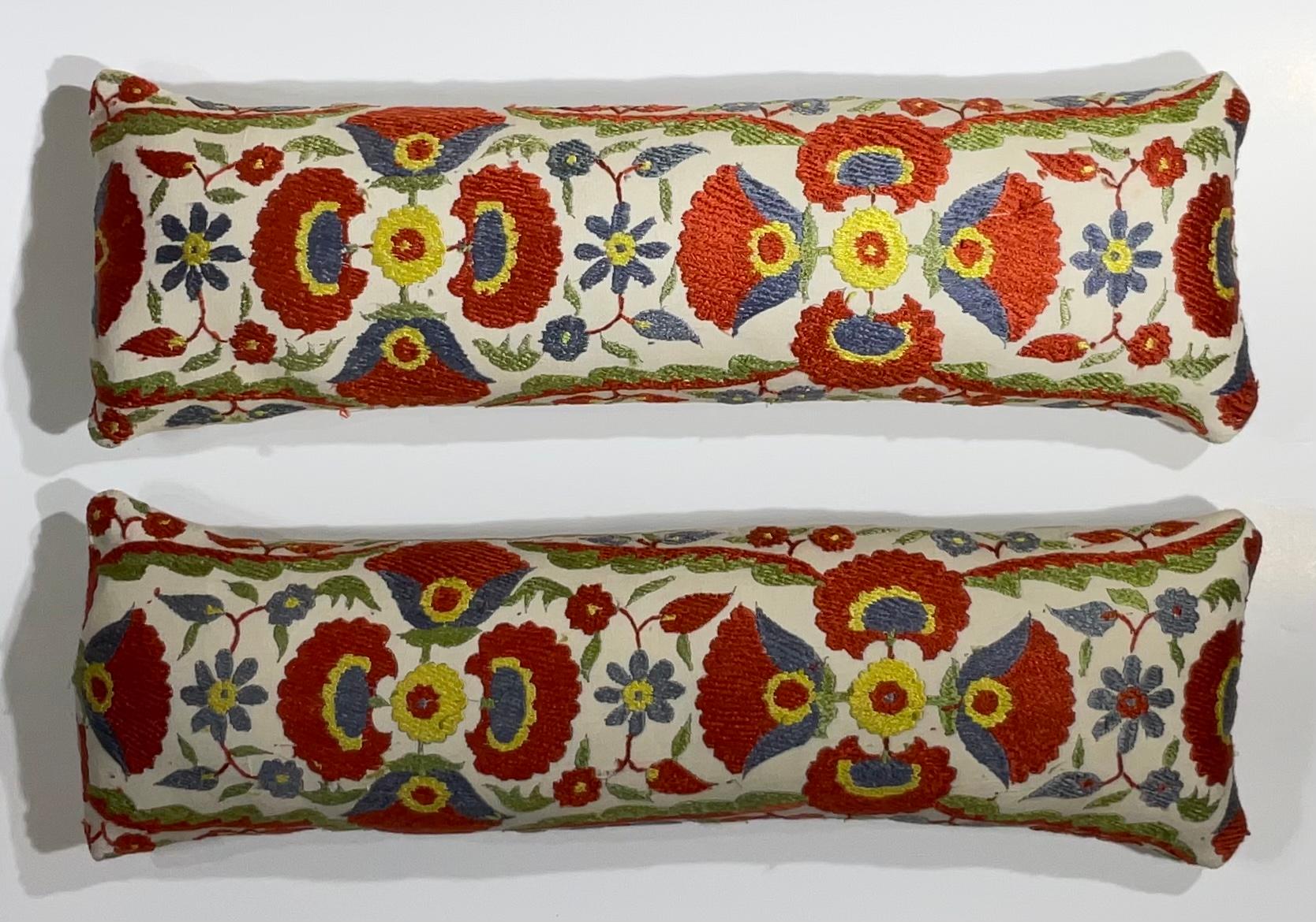 Beautiful pair of pillows made of hand embroidery silk, of colorful flowers and vines on a cream color cotton background.
Fine linen backing, Frash insert.