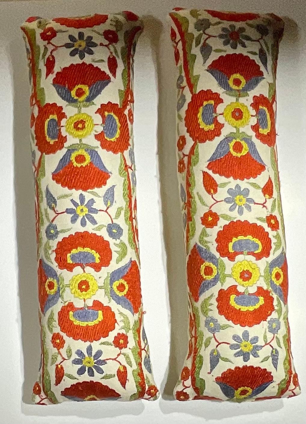 Small Pair of Vintage Hand Embroidery Suzani Pillows In Good Condition For Sale In Delray Beach, FL