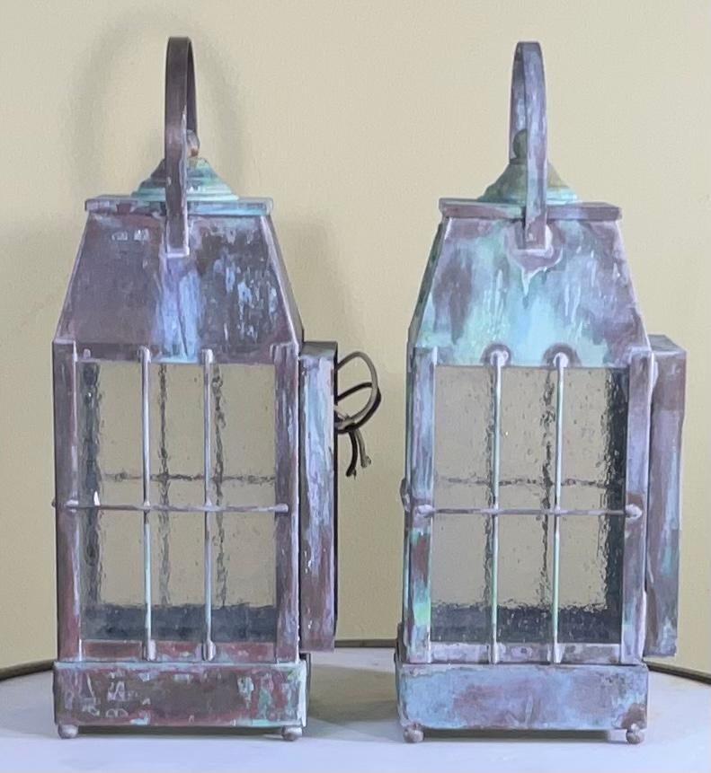20ième siècle Paire de petites lanternes murales en laiton de fabrication artisanale. en vente