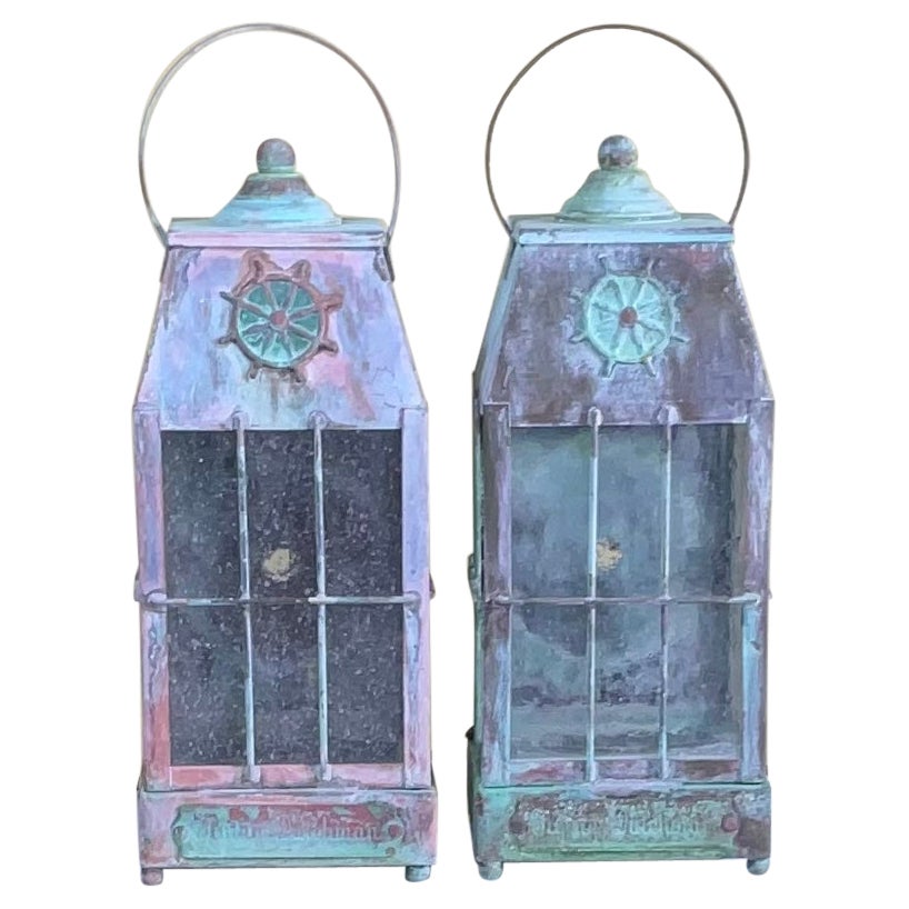 Piccola coppia di lanterne vintage in ottone montate a muro, realizzate a mano