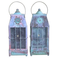 Piccola coppia di lanterne vintage in ottone montate a muro, realizzate a mano