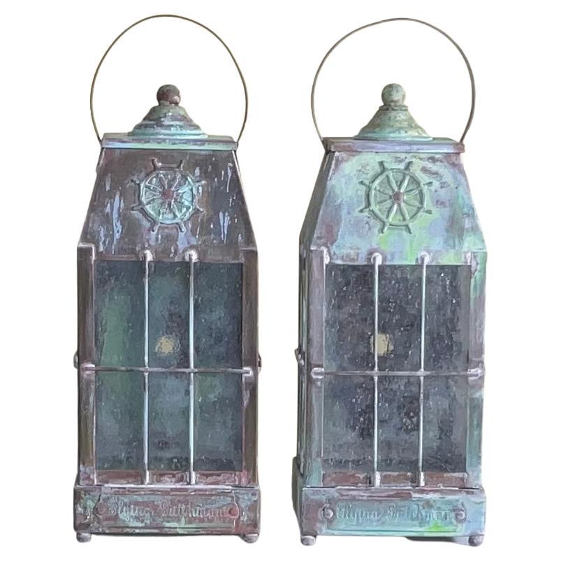 Paire de petites lanternes murales en laiton de fabrication artisanale. en vente