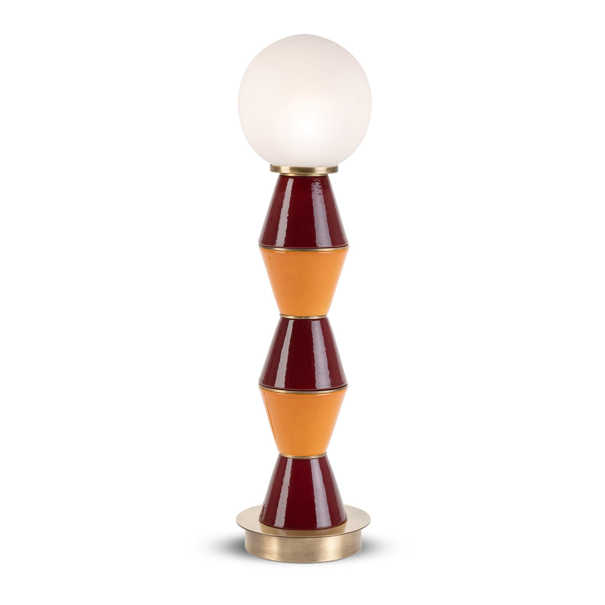 Lampada da tavolo piccola Palm Five Elements di Marioni
Dimensioni: L 12 x P 12 x H 45 cm. 
Materiali: 5 elementi decorativi in ceramica e globo in vetro satinato del diametro di 12 cm.
Codice prodotto: 02967M

La piccola lampada da tavolo Palm, con