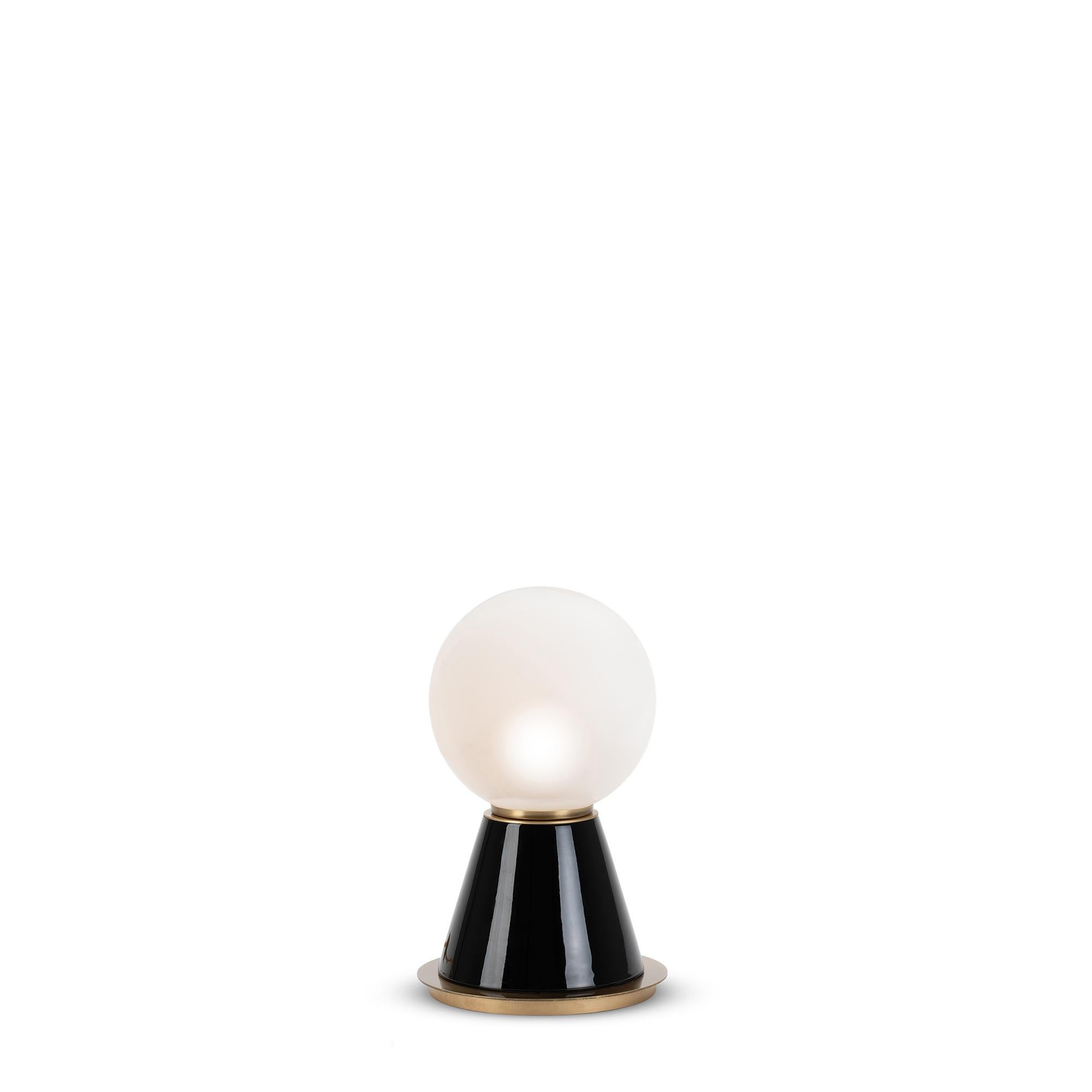 Lampada da tavolo piccola Palm di Marioni
Dimensioni: L 22 x P 22 x H 36 cm. 
Materiali: 1 elemento decorativo in ceramica e globo in vetro satinato dia.20 cm
Codice prodotto: 02966P

La piccola lampada da tavolo Palm è un capolavoro in miniatura di