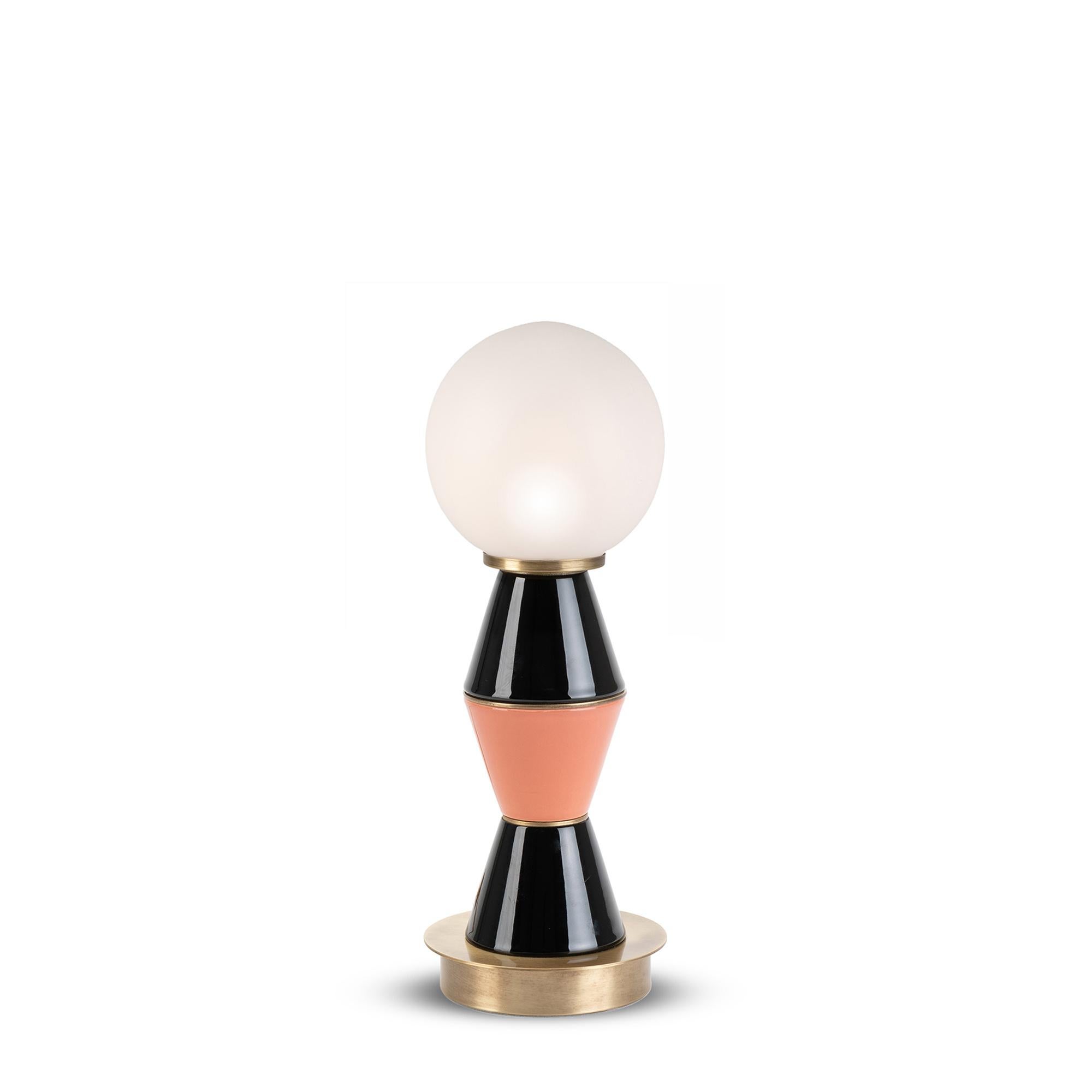 Lampada da tavolo a tre elementi Small Palm di Marioni
Dimensioni: L 12 x P 12 x H 33 cm. 
Materiali: 3 elementi decorativi in ceramica e globo in vetro satinato diam. 12 cm.
Codice prodotto: 02967P

La raffinatezza contraddistingue la piccola