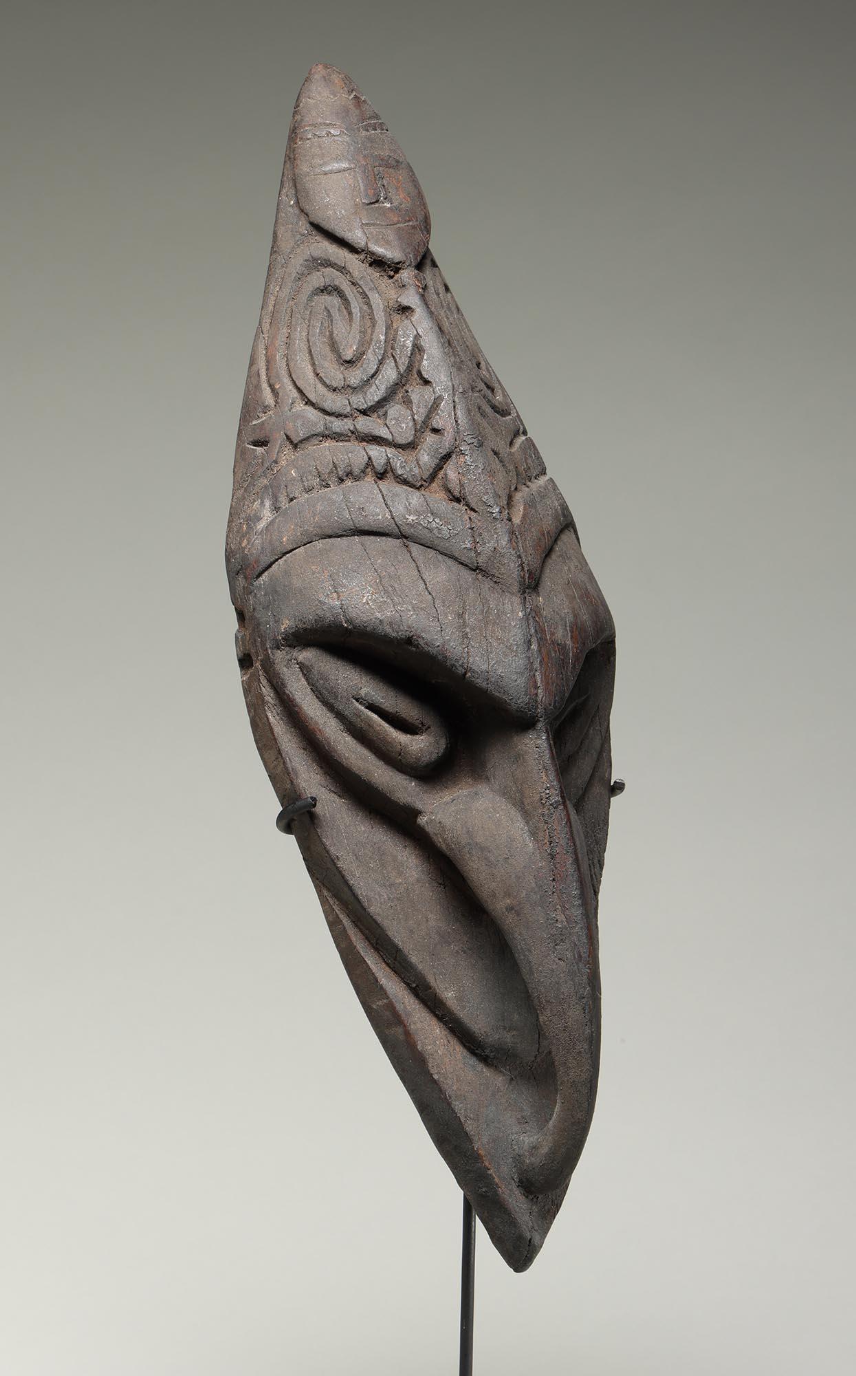 Sculpté à la main Petit masque d'oiseau de la rivière Sepik de Papouasie-Nouvelle-Guinée en vente