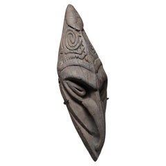 Piccola maschera per uccelli del fiume Sepik della Papua Nuova Guinea, dal viso forte