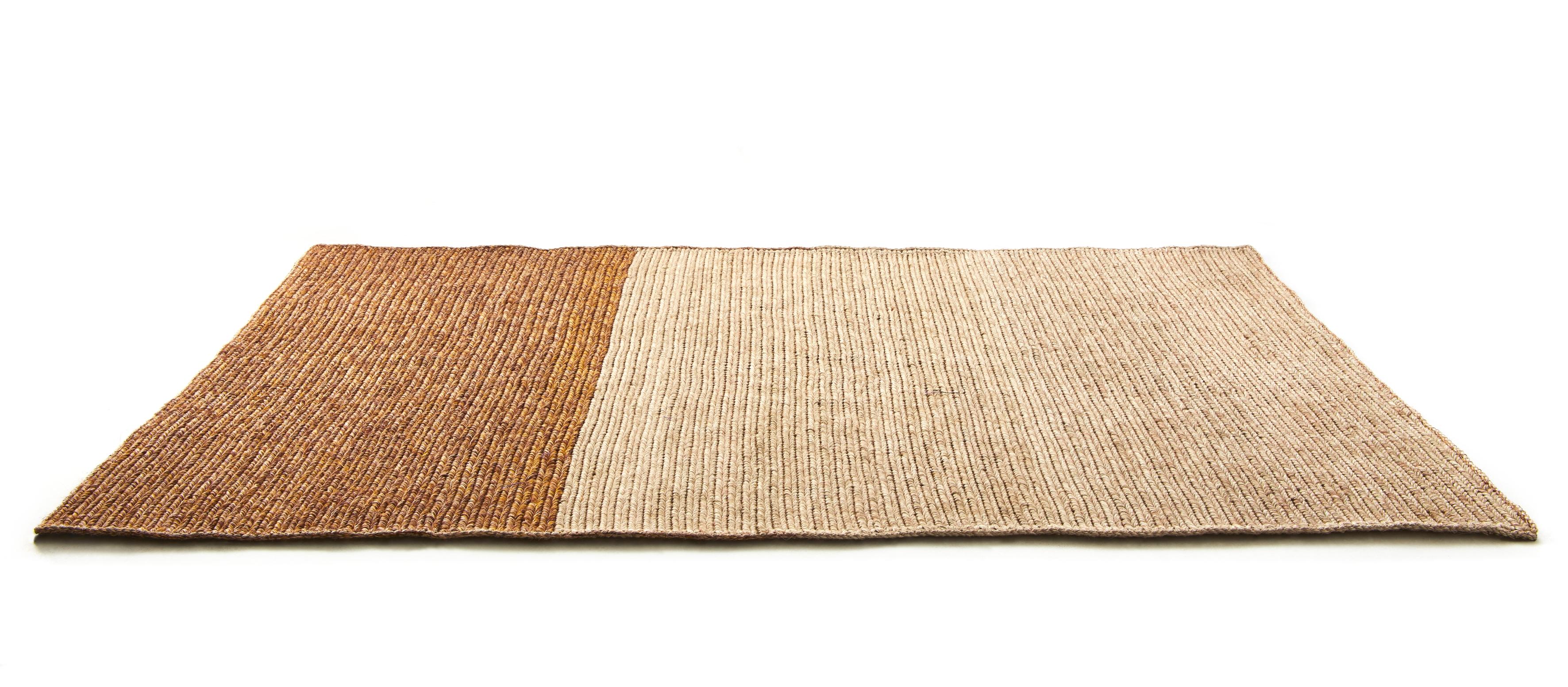 Petit tapis par Sebastian Herkner
Matériaux : Fibres de feuilles de palmier Jipi. 
Technique : Fibres teintes naturellement. Tissé à la main en Colombie.
Dimensions : L 160 x L 220 cm 
Disponible dans les couleurs suivantes : mélangé cacao/