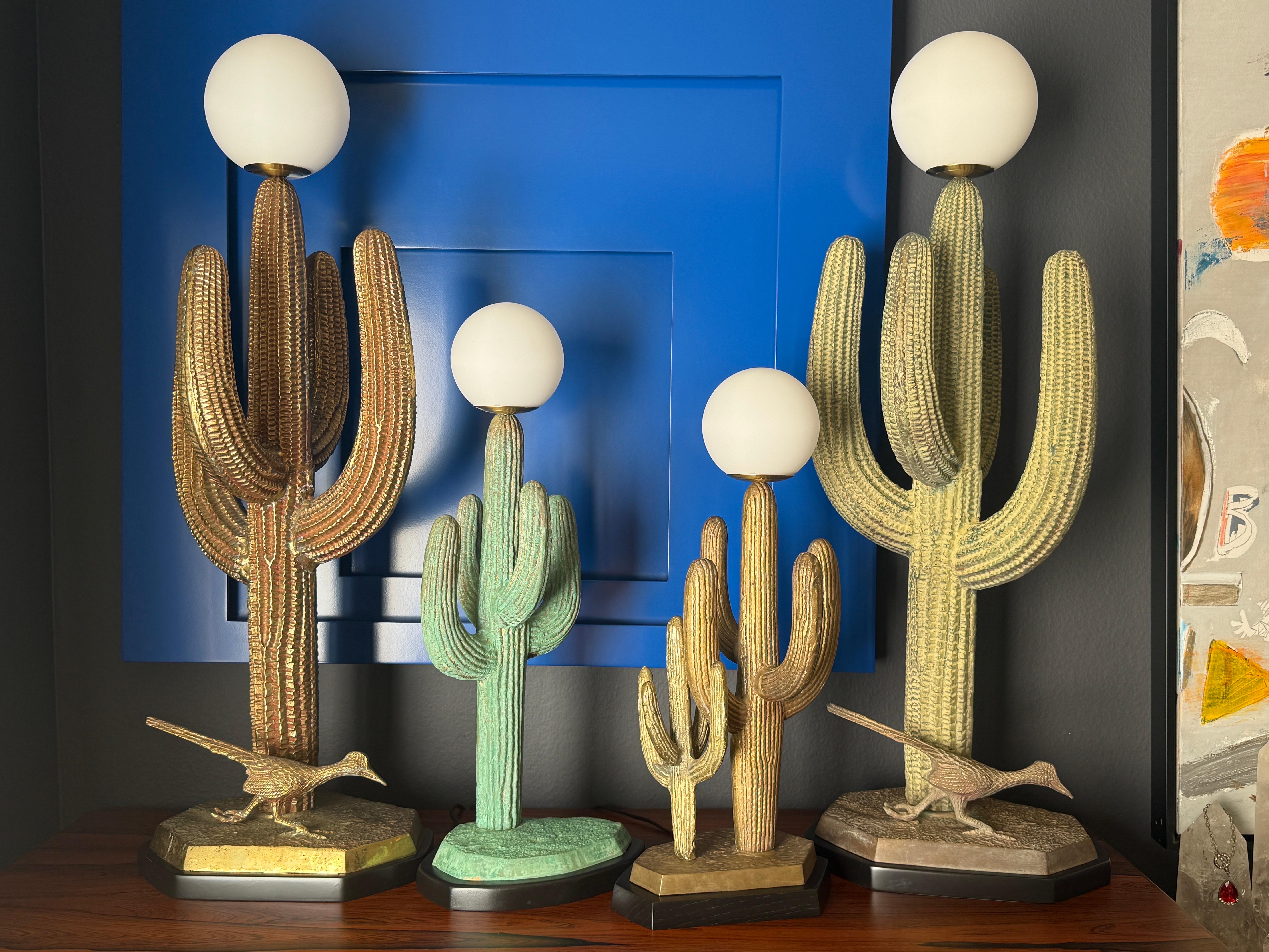 Pequeña lámpara de latón patinado Cactus Saguaro en venta 2