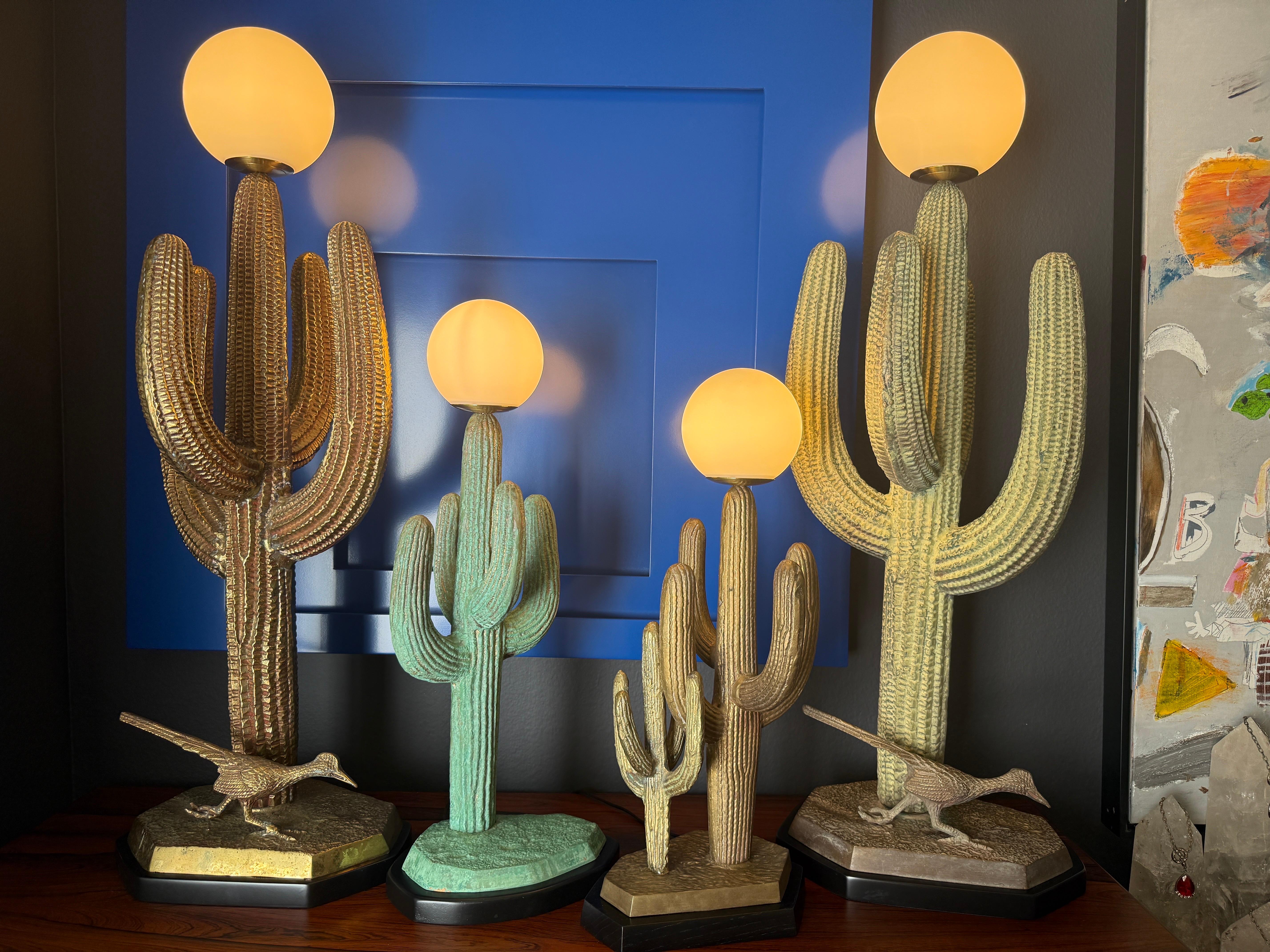 Pequeña lámpara de latón patinado Cactus Saguaro en venta 3