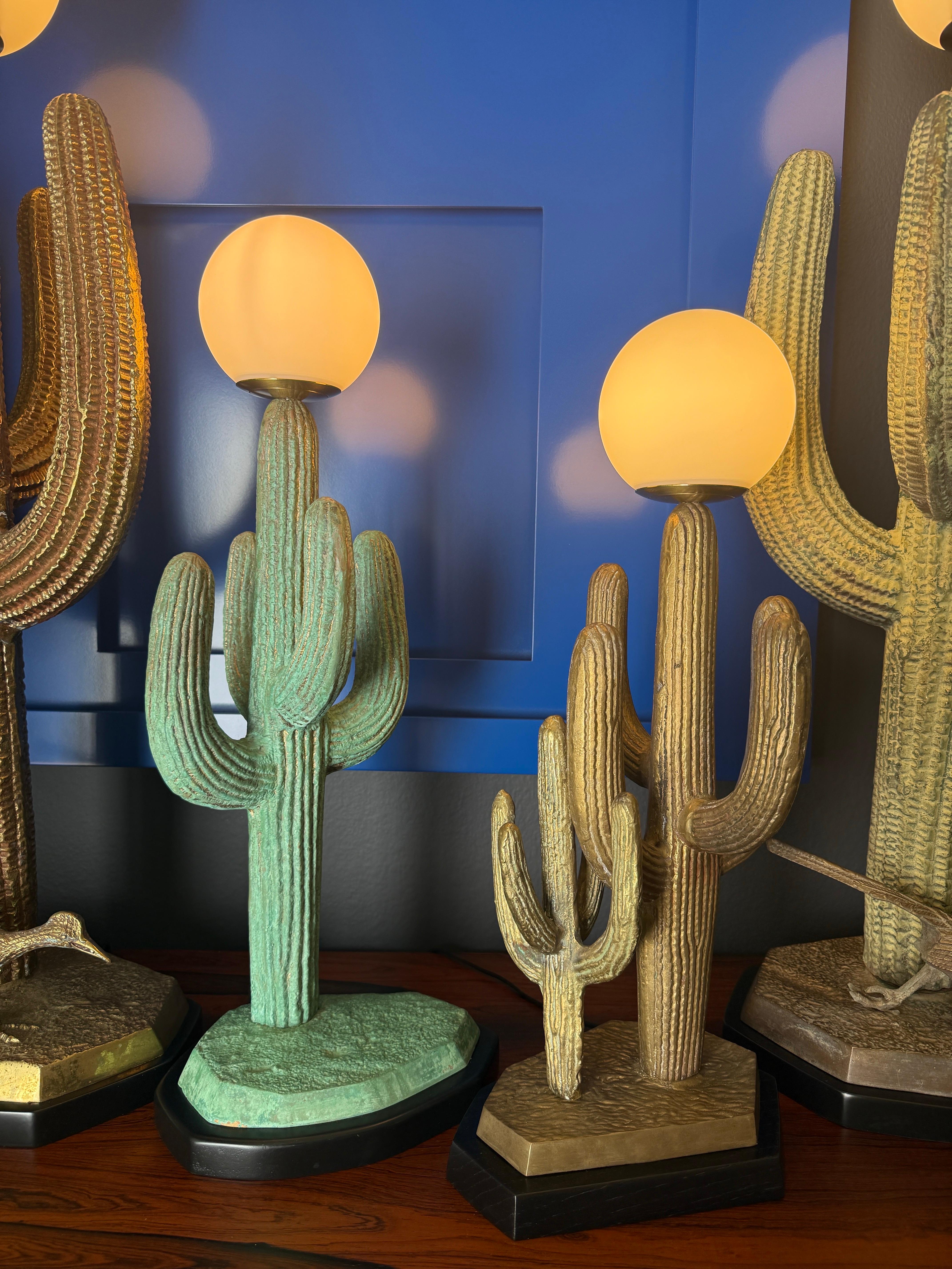 Pequeña lámpara de latón patinado Cactus Saguaro en venta 4