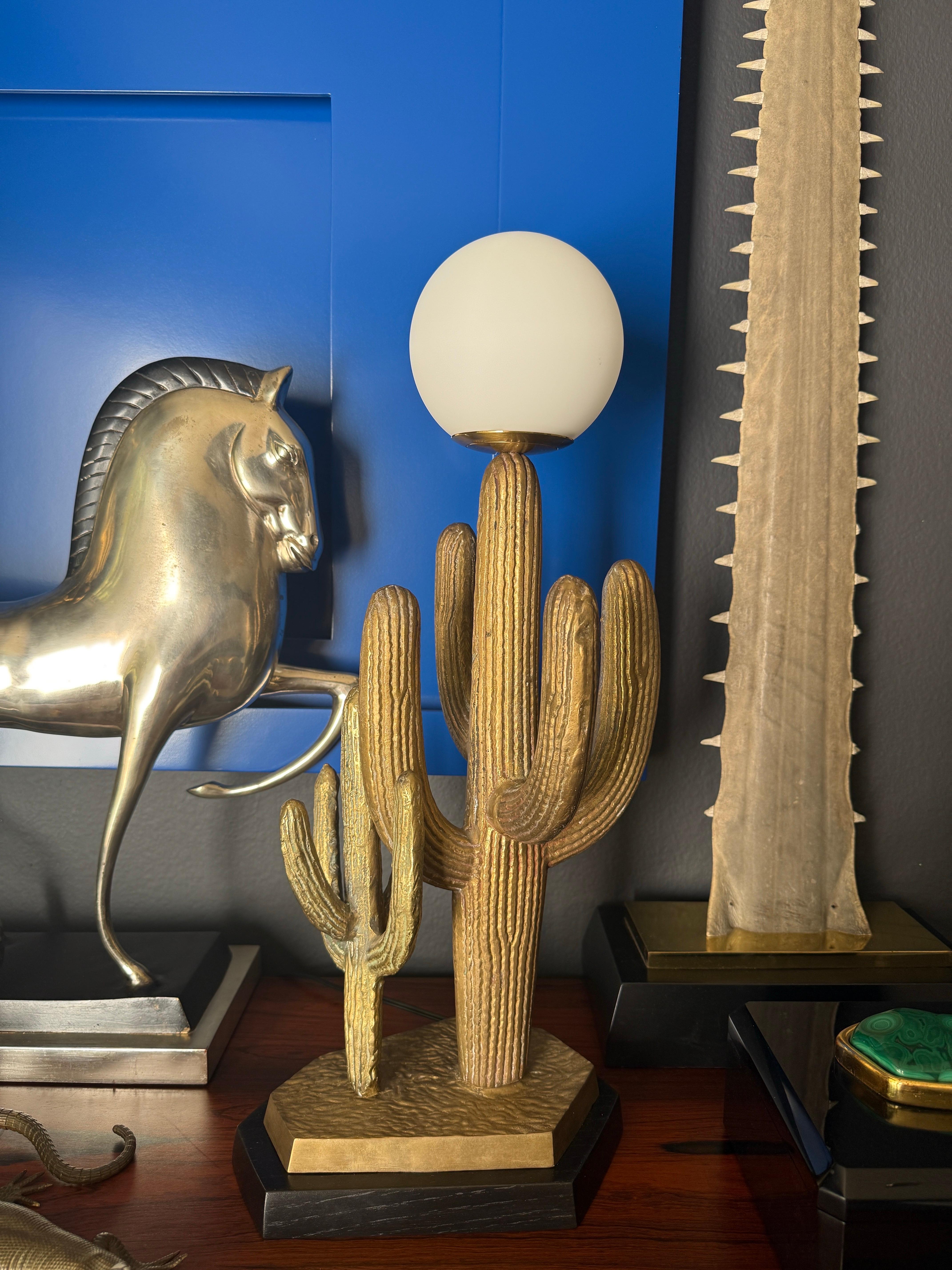 Pequeña lámpara de latón patinado Cactus Saguaro en venta 5
