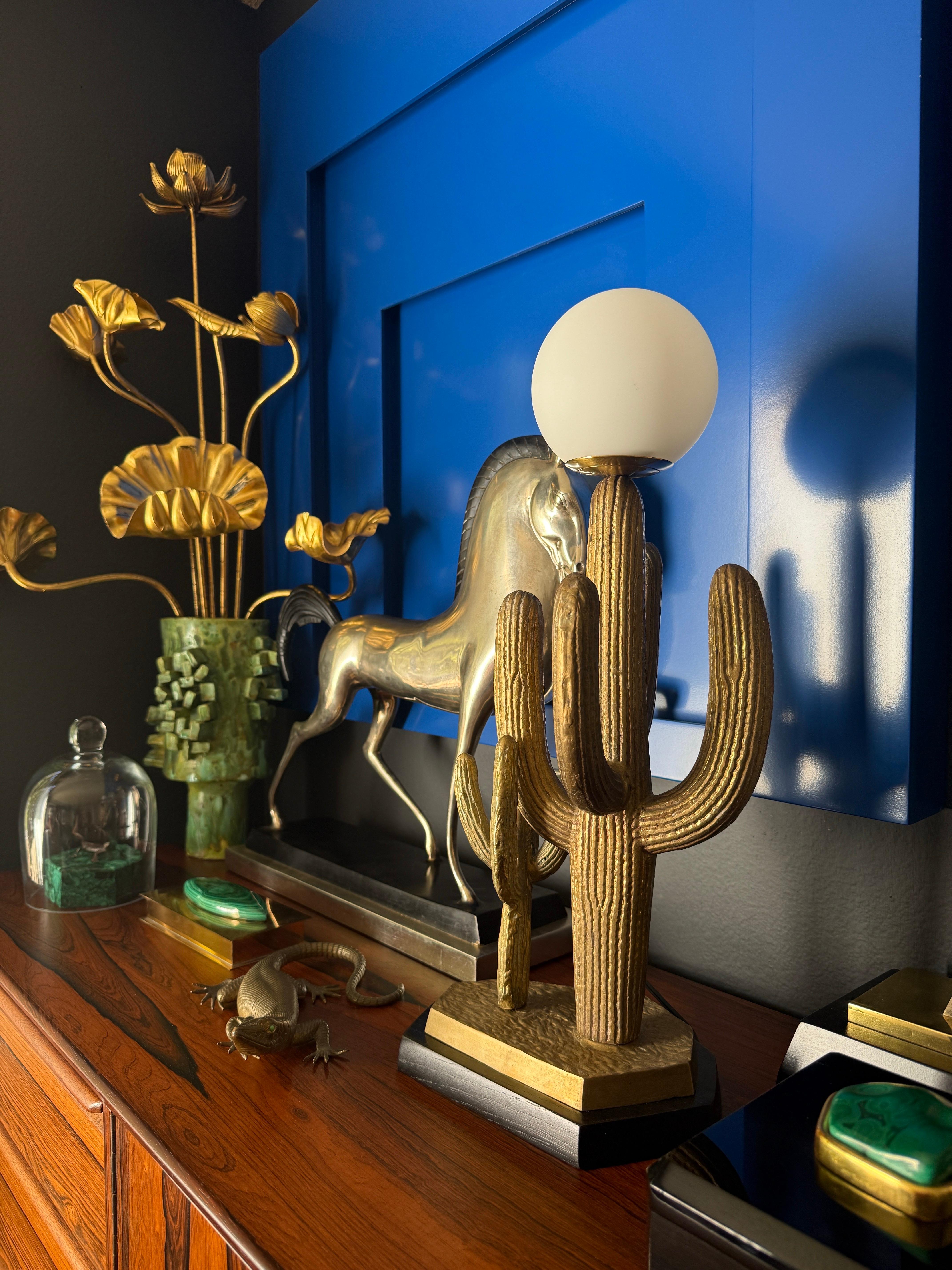 Pequeña lámpara de latón patinado Cactus Saguaro en venta 6