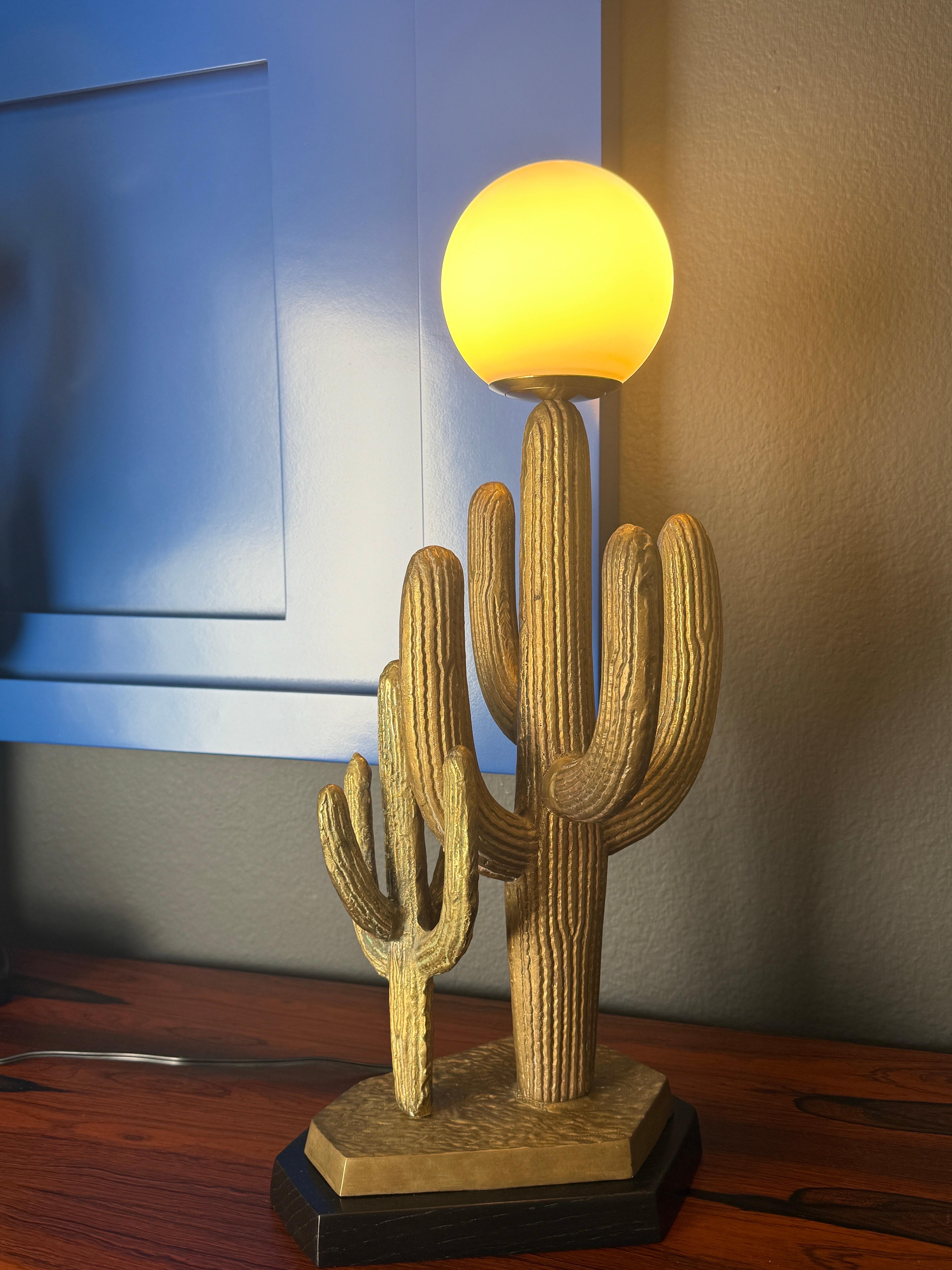 Pequeña lámpara de latón patinado Cactus Saguaro Regencia de Hollywood en venta