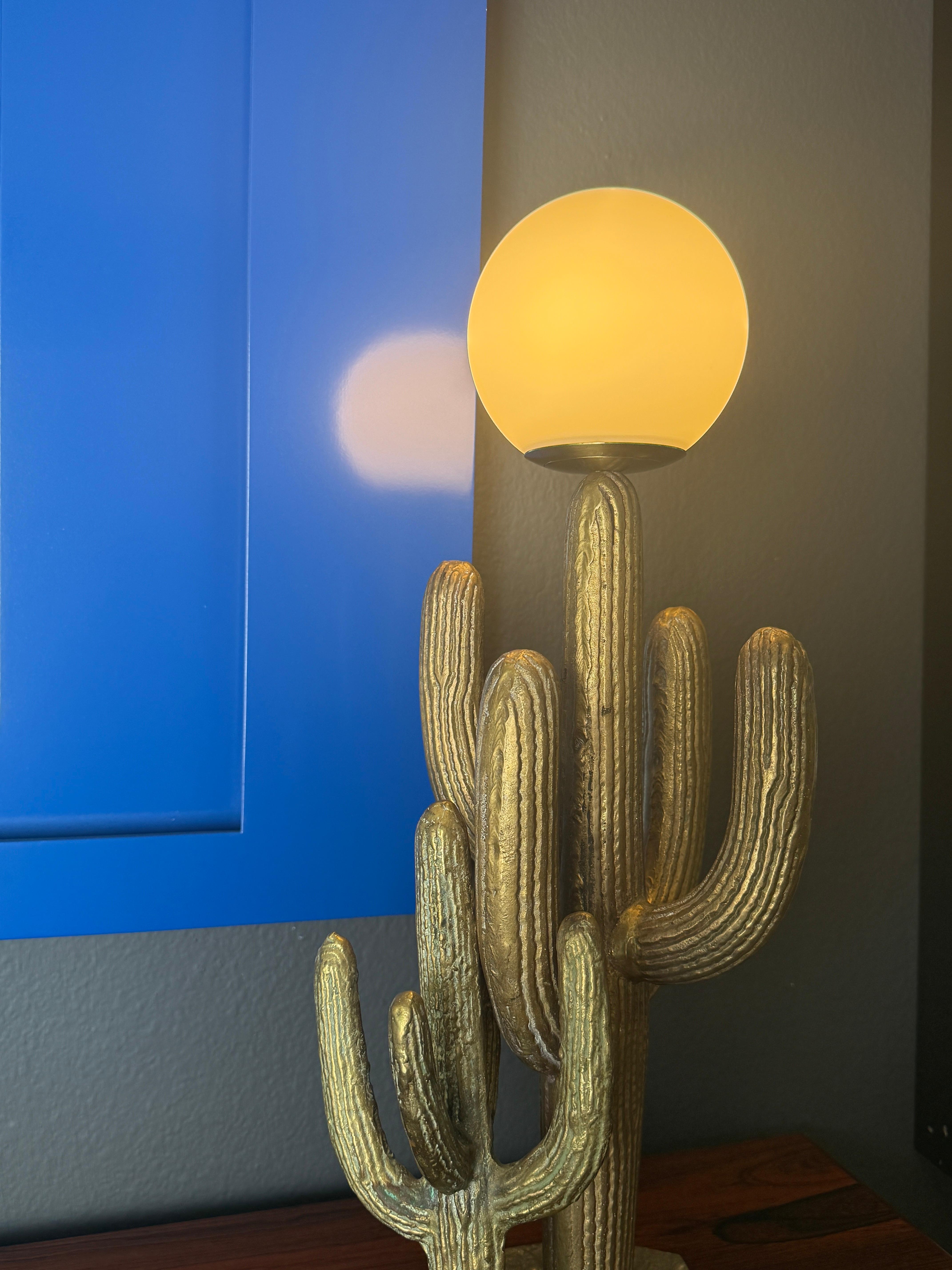 Pequeña lámpara de latón patinado Cactus Saguaro Coreano en venta