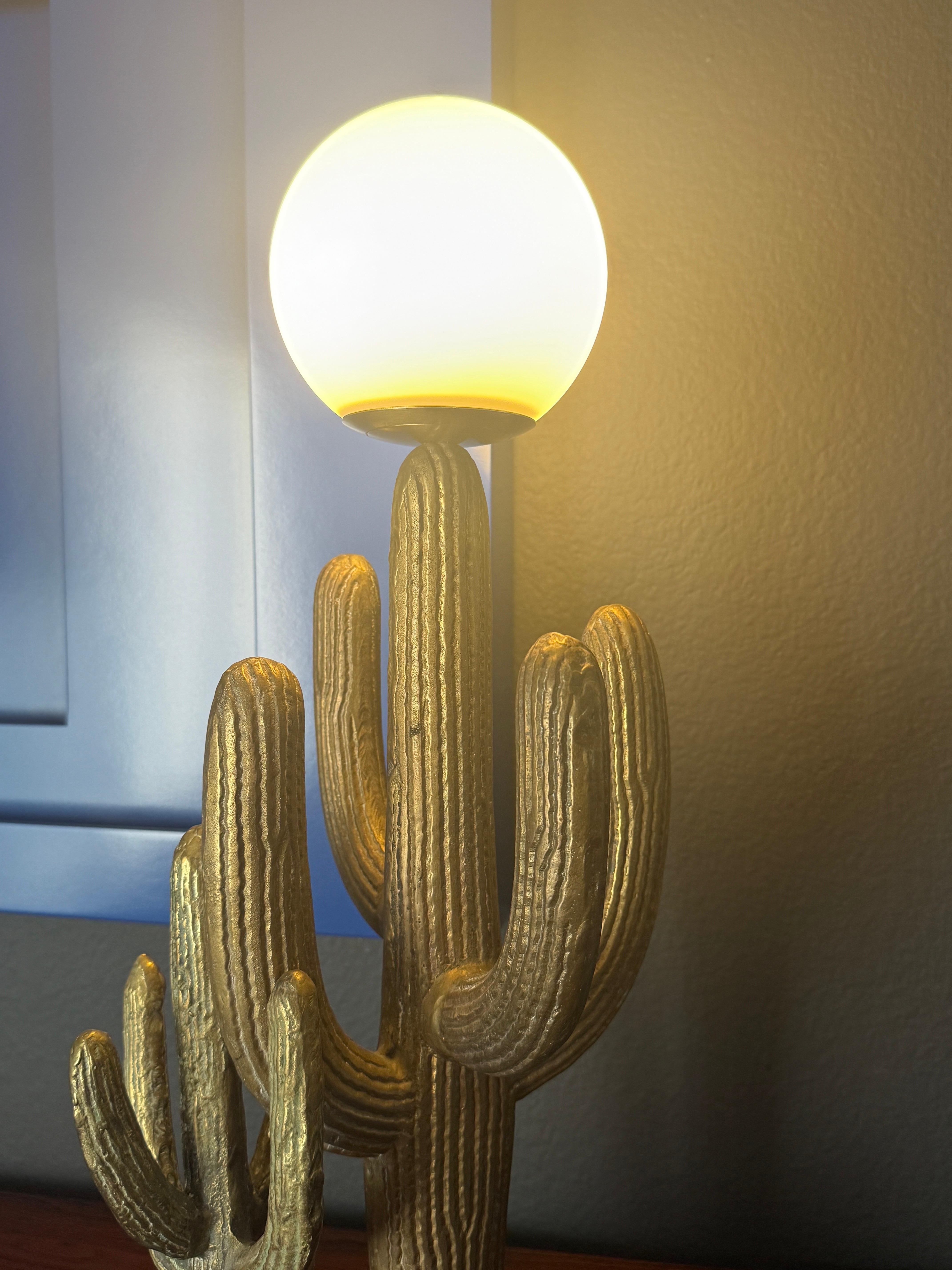 Pequeña lámpara de latón patinado Cactus Saguaro Patinado en venta