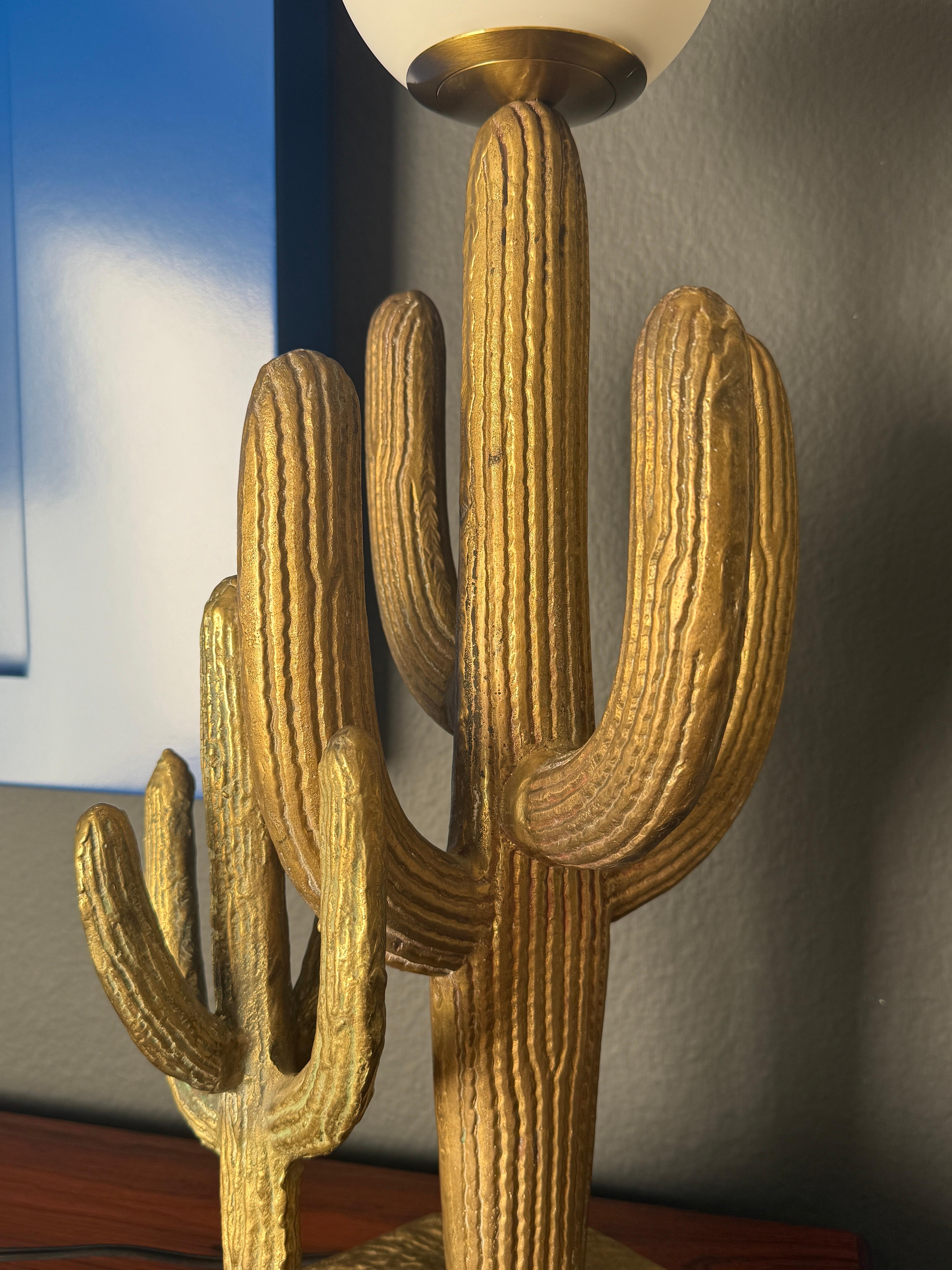 Pequeña lámpara de latón patinado Cactus Saguaro en Bueno estado para la venta en North Hollywood, CA